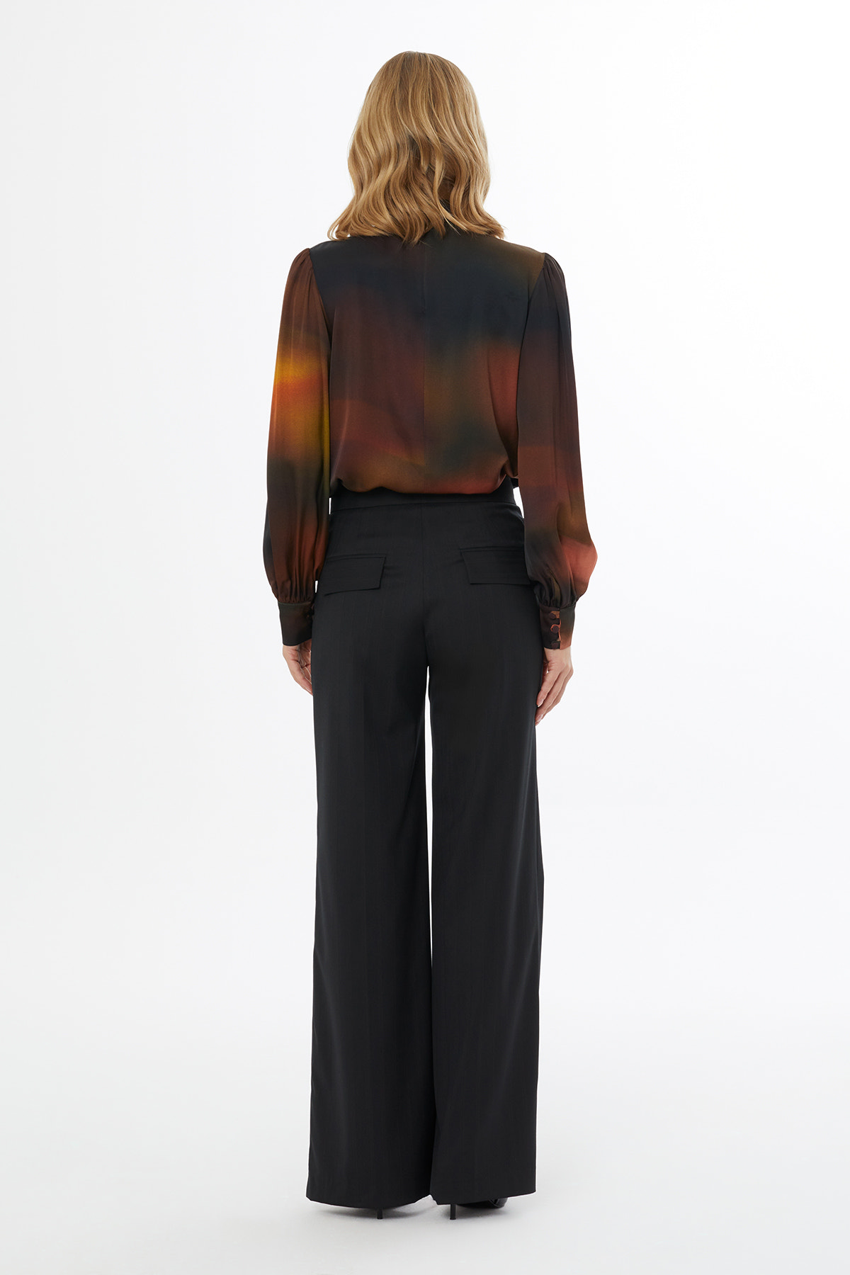 Arkası Gizli Fermuarlı Kolları Düğmeli Kadın Bluz