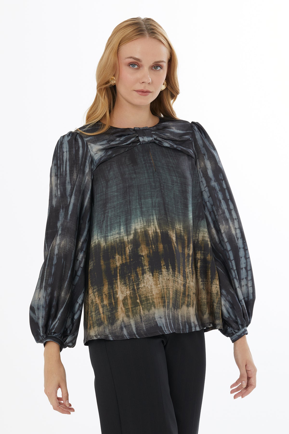 Yakası Fiyonk Detaylı Balon Kollu Kadın Bluz