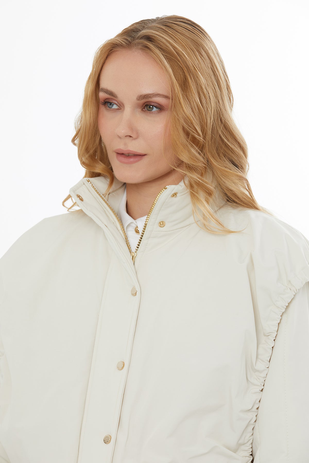 Kapşonlu Koldan Büzgülü Kapitone Mont