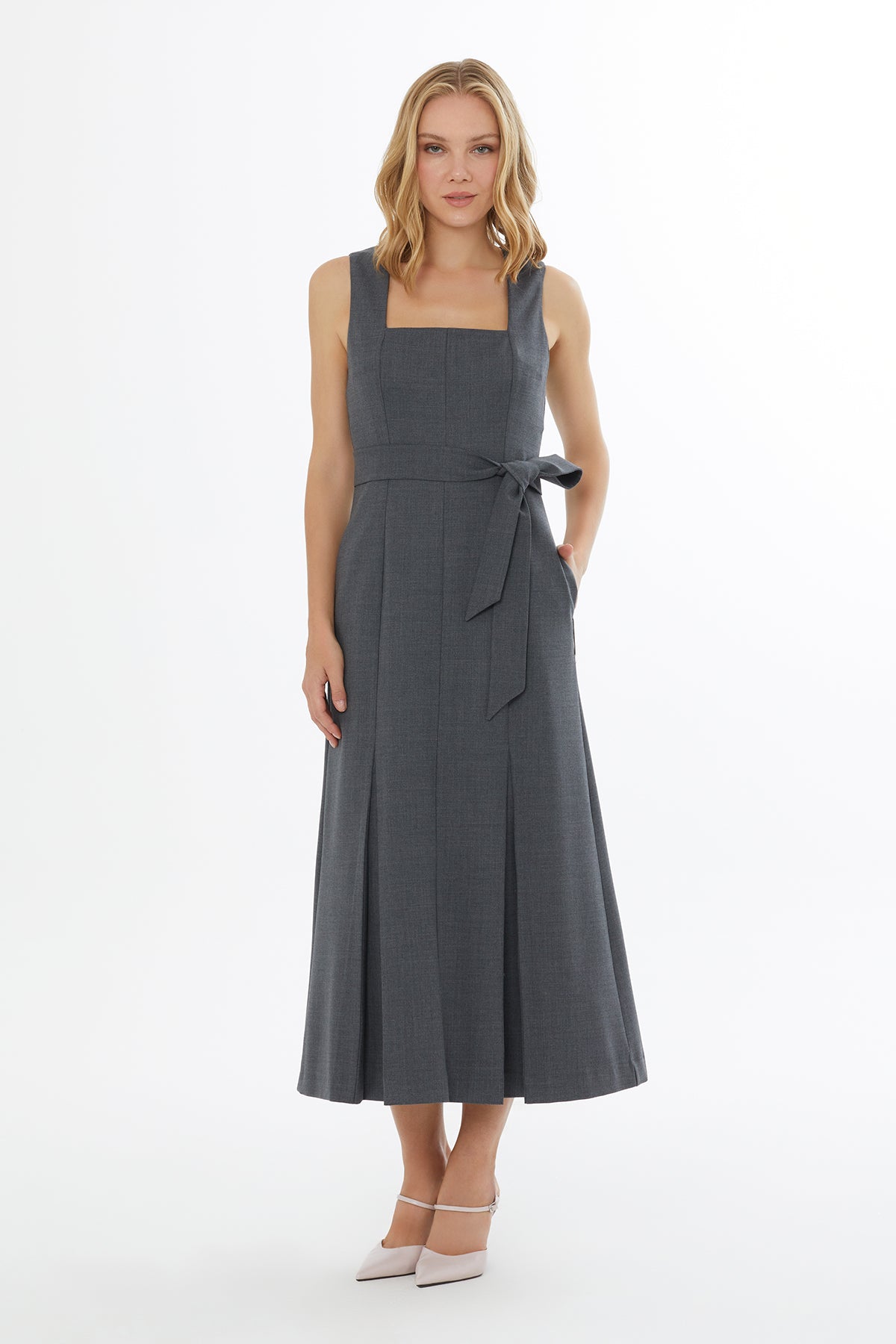 Arkası Gizli Fermuarlı Seyyar Kuşaklı Logolu Elbise