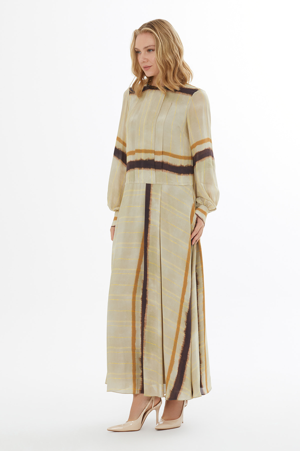 Yakası Boncuk İşlemeli Astarlı Uzun Elbise