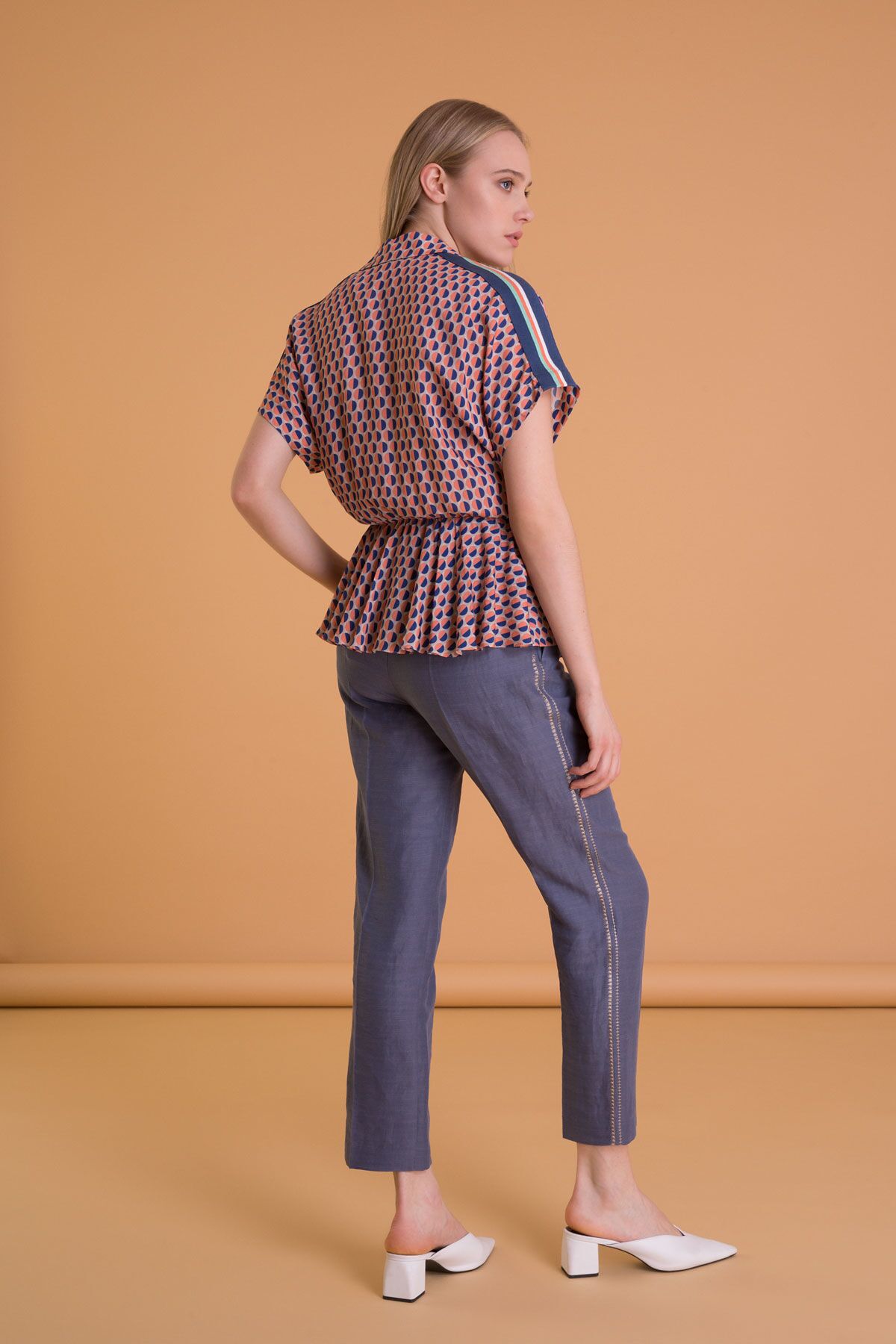 Nakış Detaylı Bilek Boy Dar Kesim Pudra Pantolon