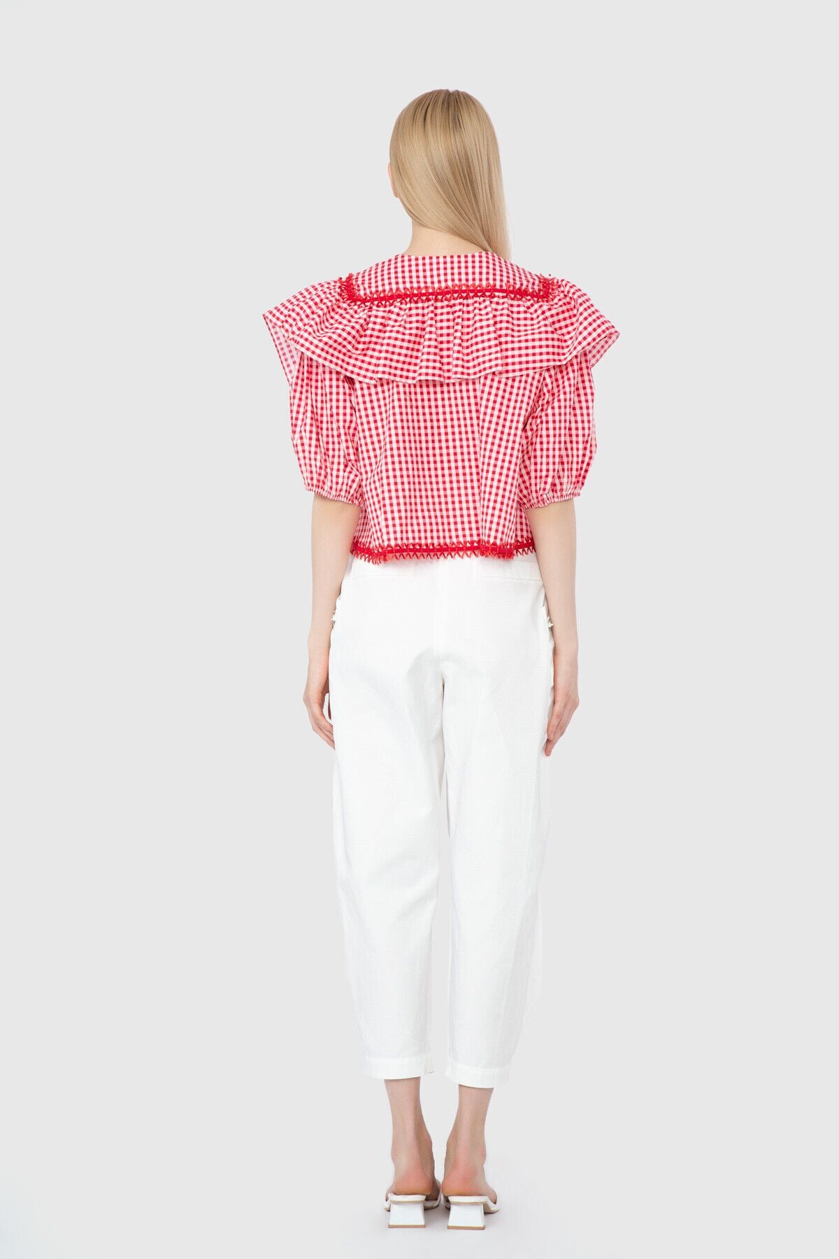 Nakış İşleme Detaylı Fırfırlı Petit Kare Büzgülü Crop Bluz