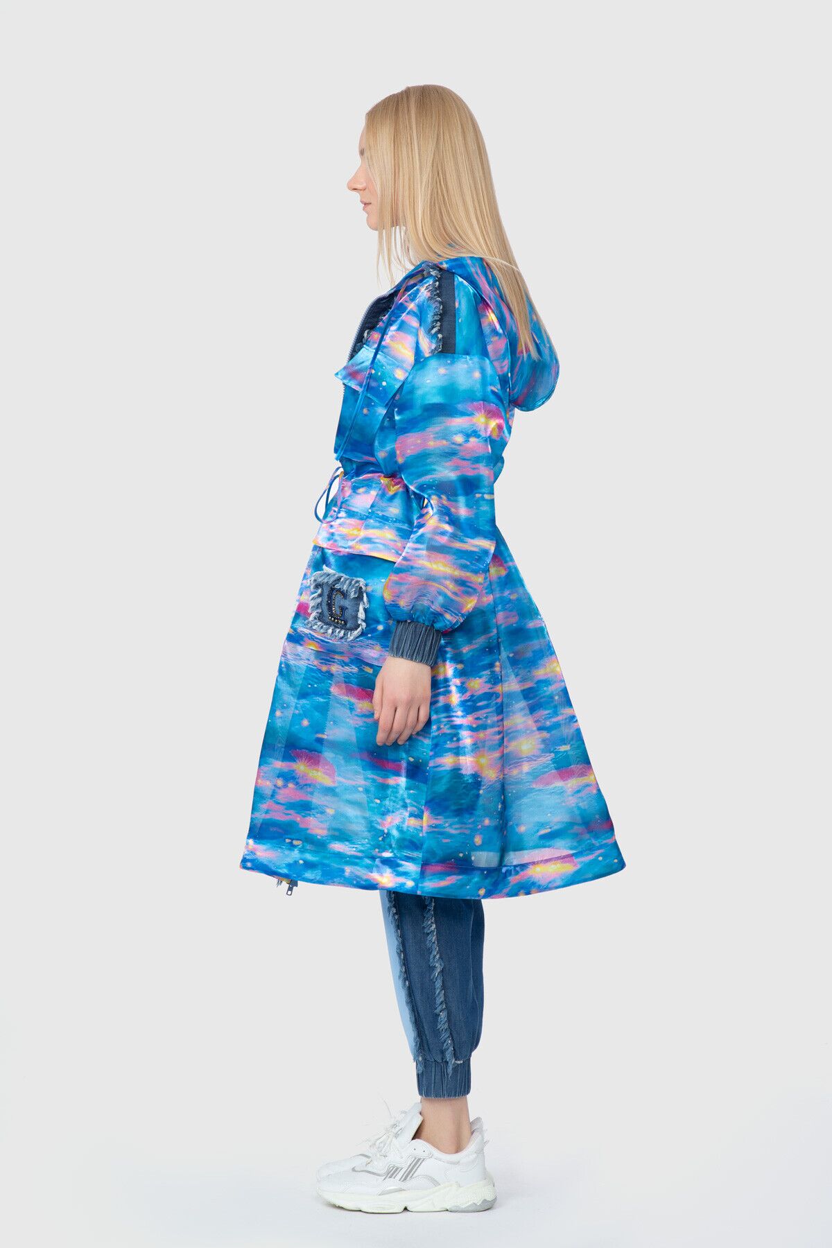 Kontrast Kumaş Ve Arma Detaylı Desenli Organze Orijinal Trençkot