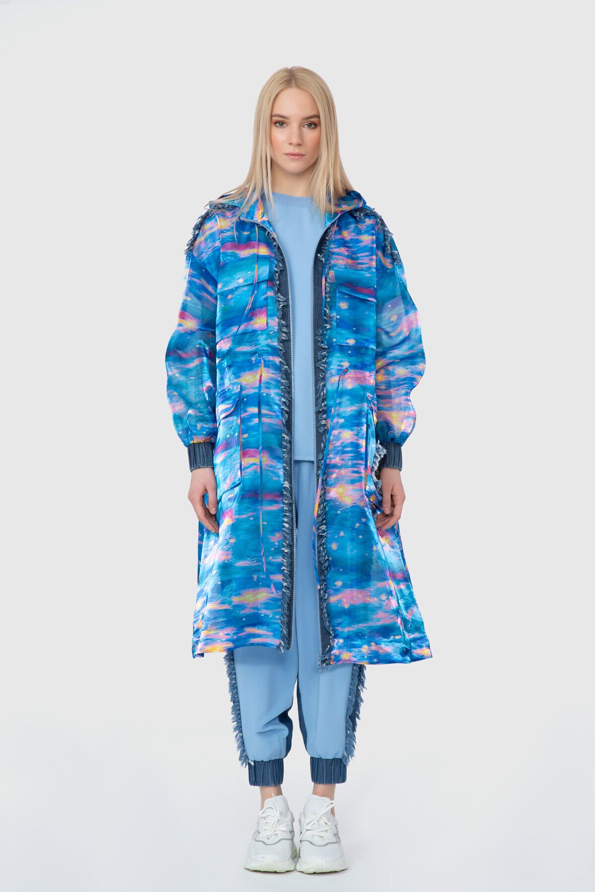 Kontrast Kumaş Ve Arma Detaylı Desenli Organze Orijinal Trençkot