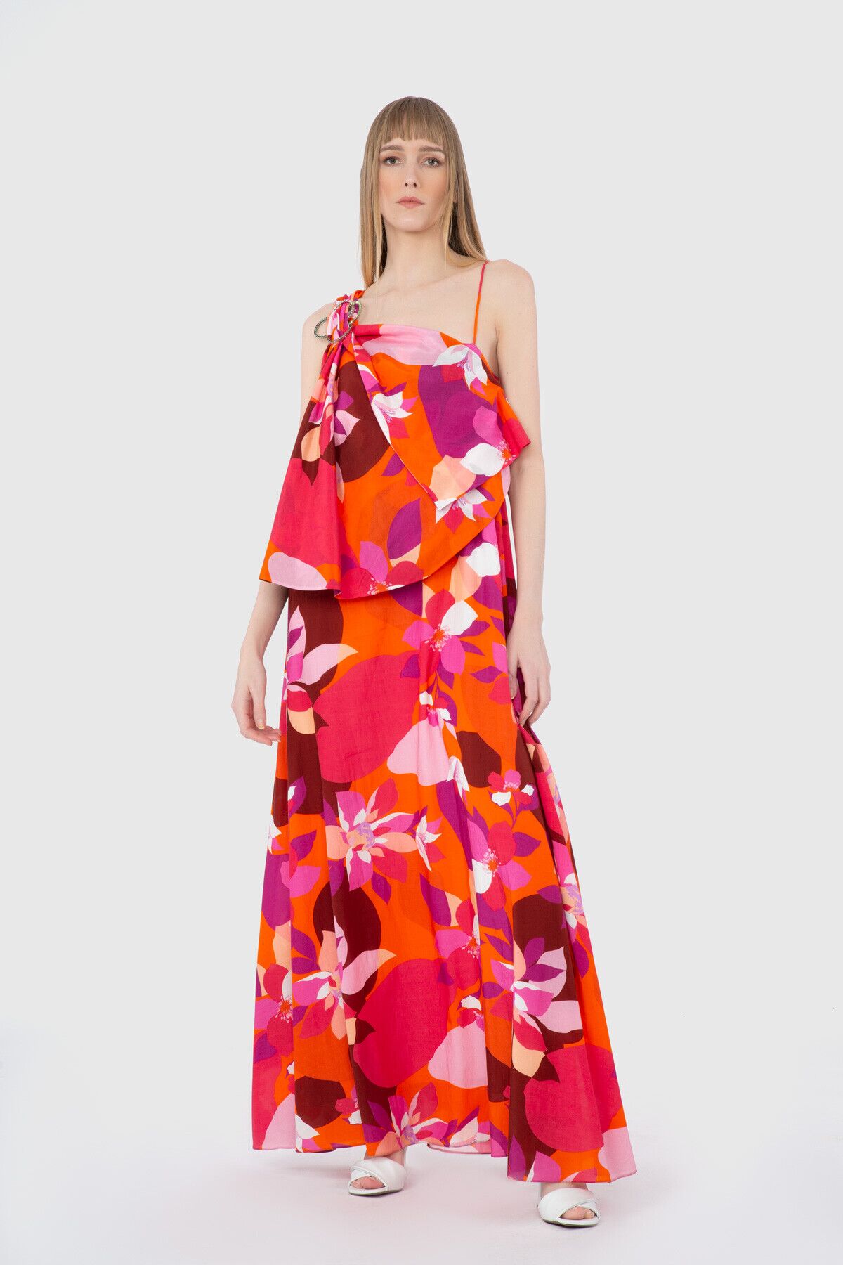 Broş Detaylı Tek Omuz Uzun Elbise