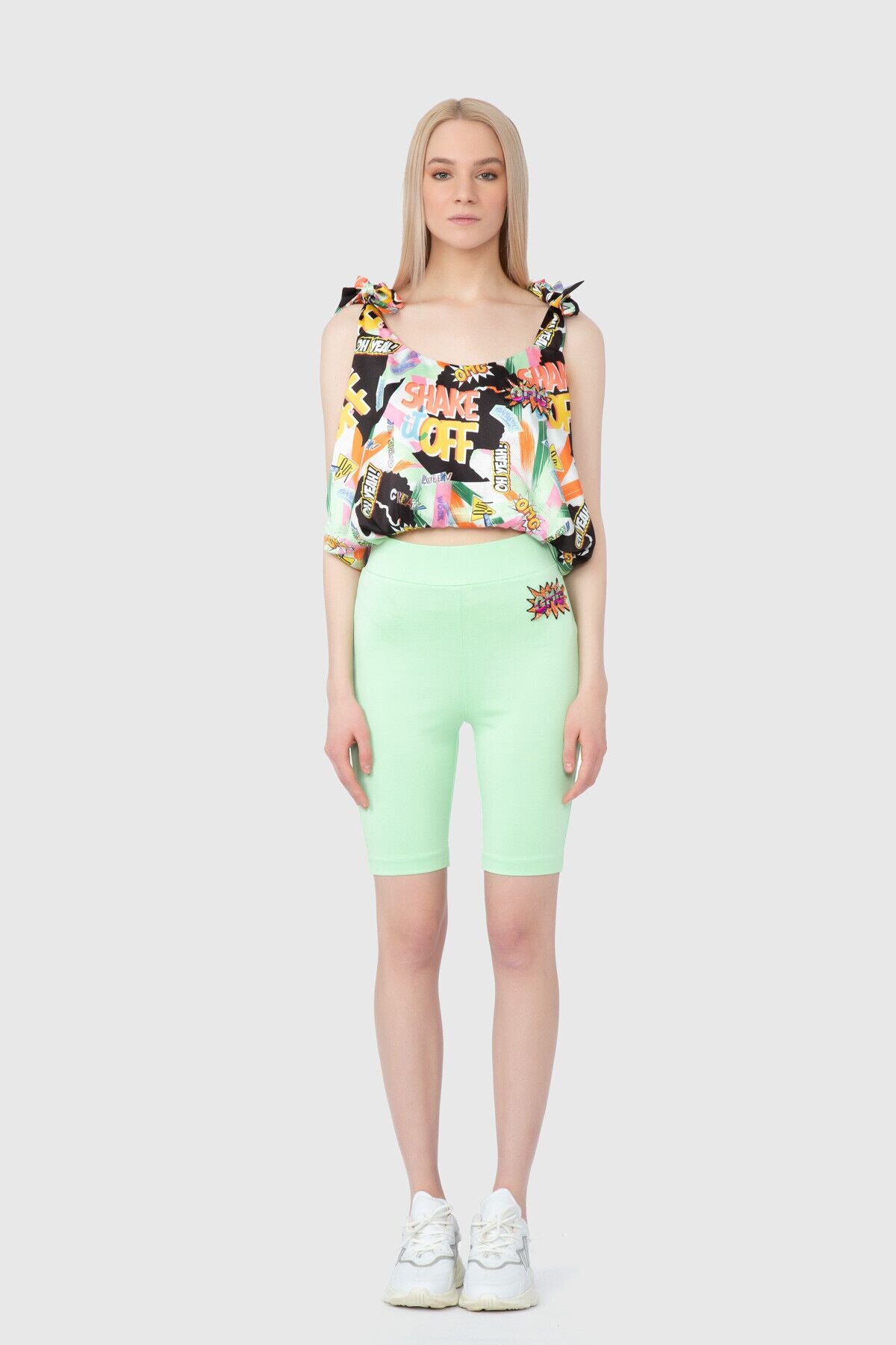 Yüksek Bel Nakış Arma Detaylı Kısa Tayt