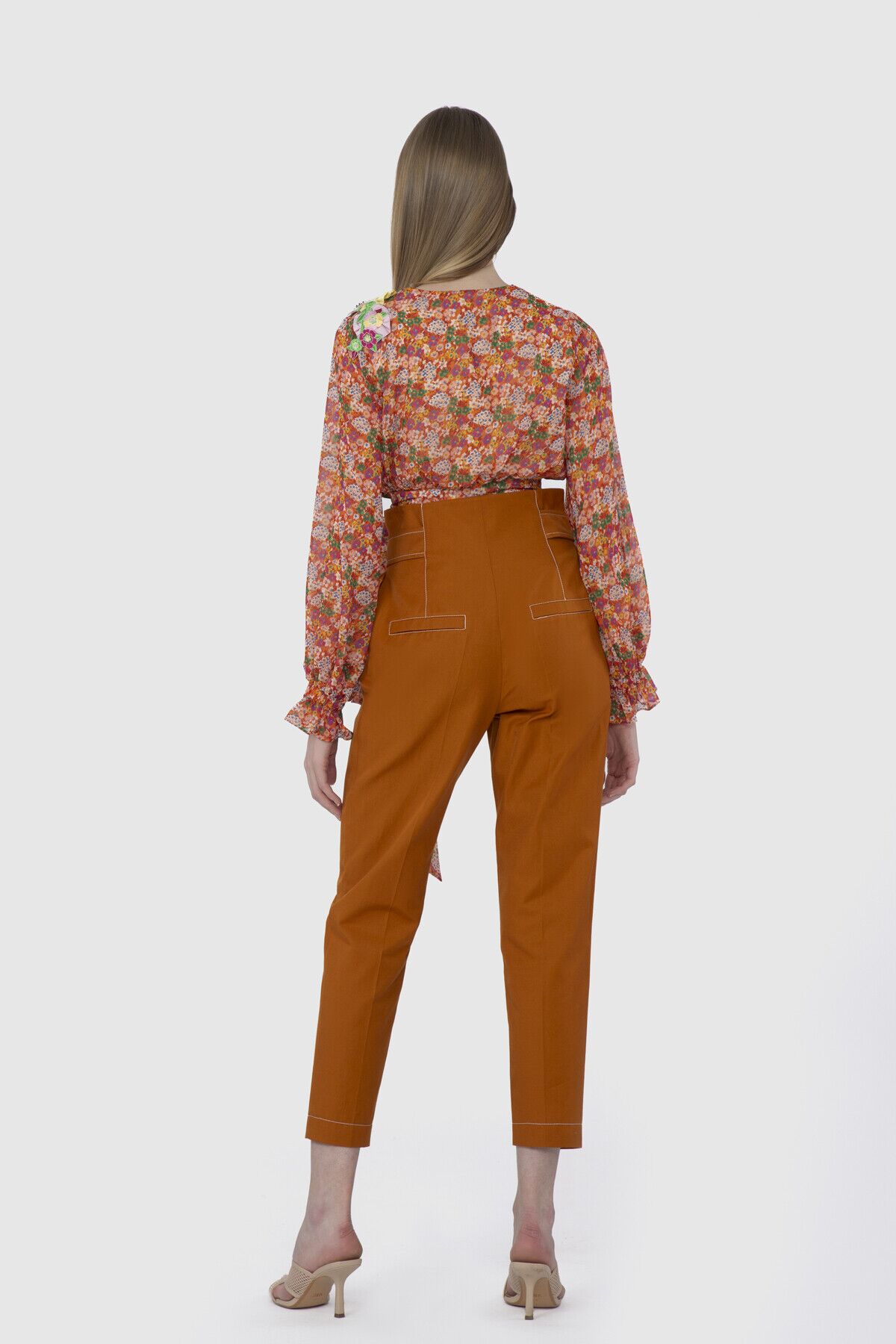 Kontrast Dikiş Detaylı Yüksek Bel Havuç Kesim Pantolon