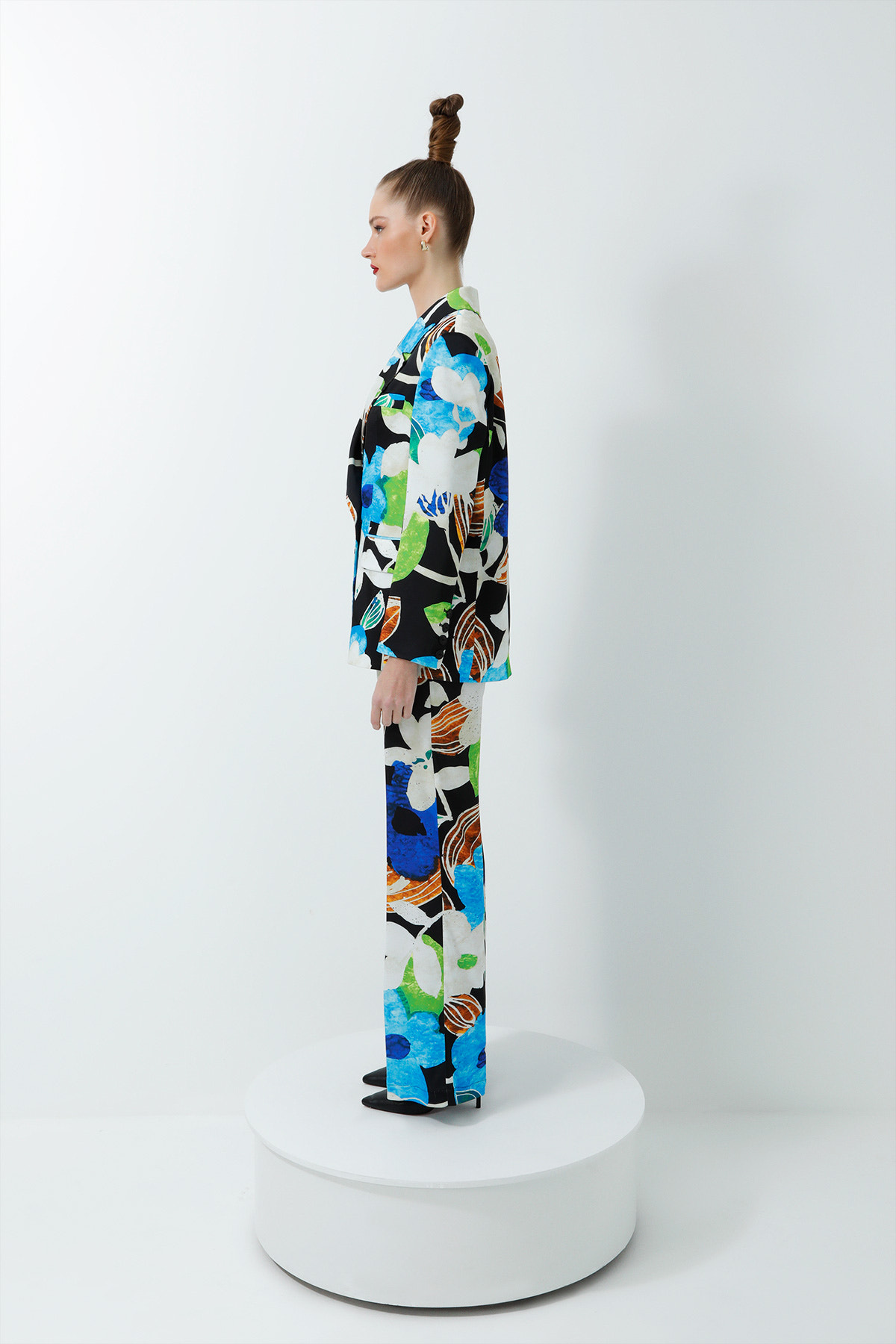 Çiçek Desenli Ceketli Ve Yüksek Bel Pantolonlu Parlak Saten Kadın Takım