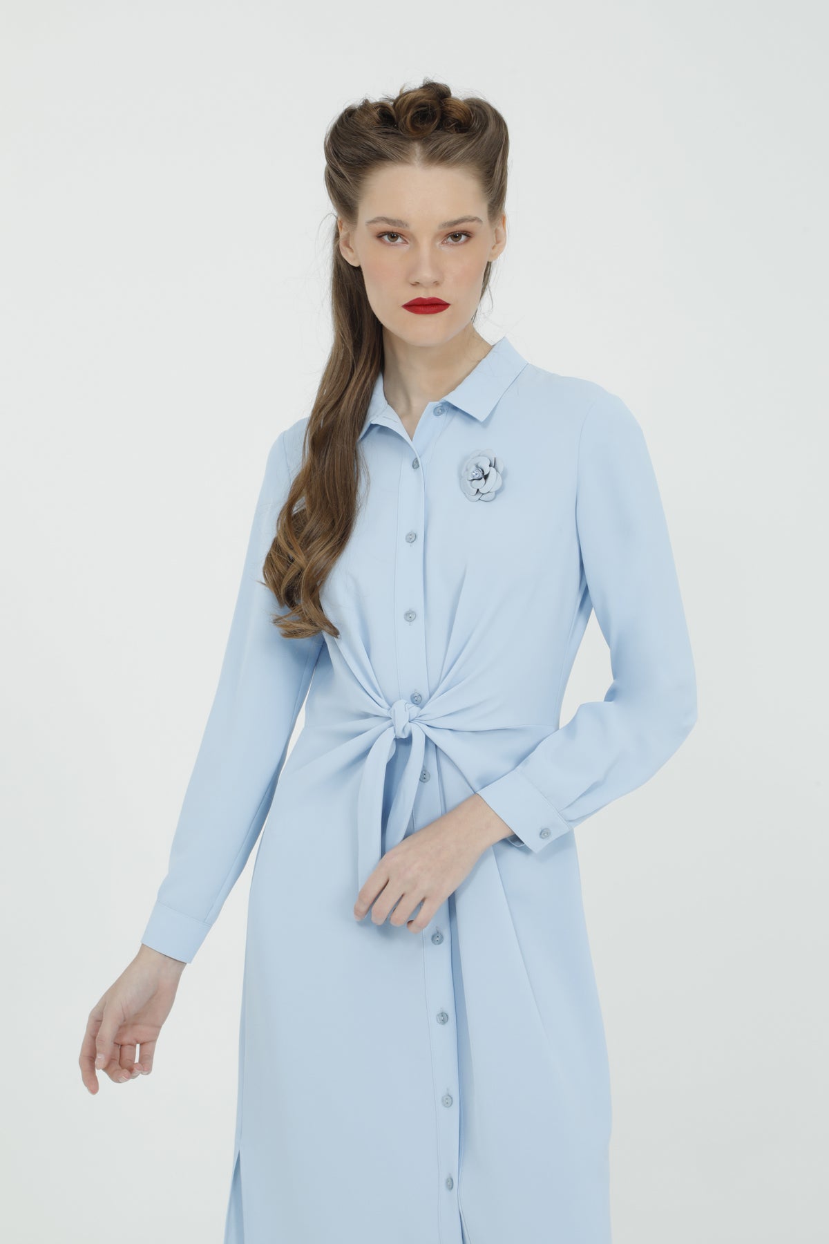 Çiçek Broş Detaylı Kuşaklı Mavi Gömlek Uzun Elbise