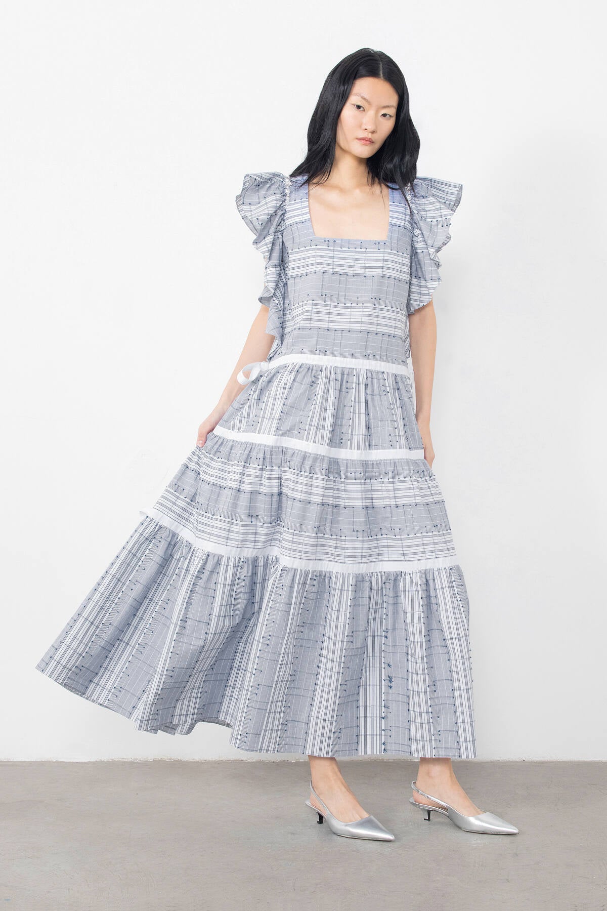 İşleme Detaylı Volan Kollu Yandan Fiyonklu Maxi Elbise