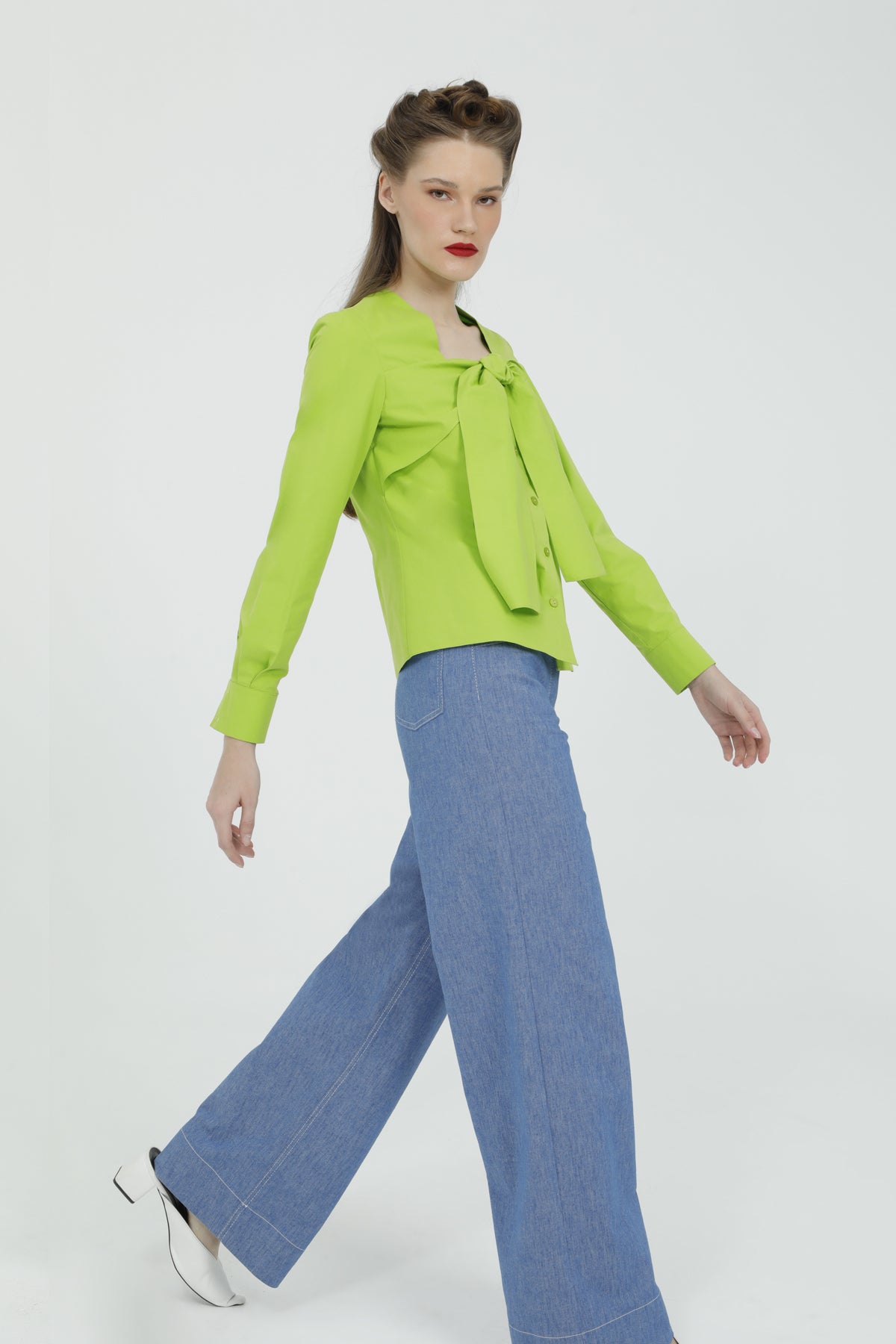 Önü Fiyonk Bağlama Detaylı Kare Yaka Yeşil Gömlek