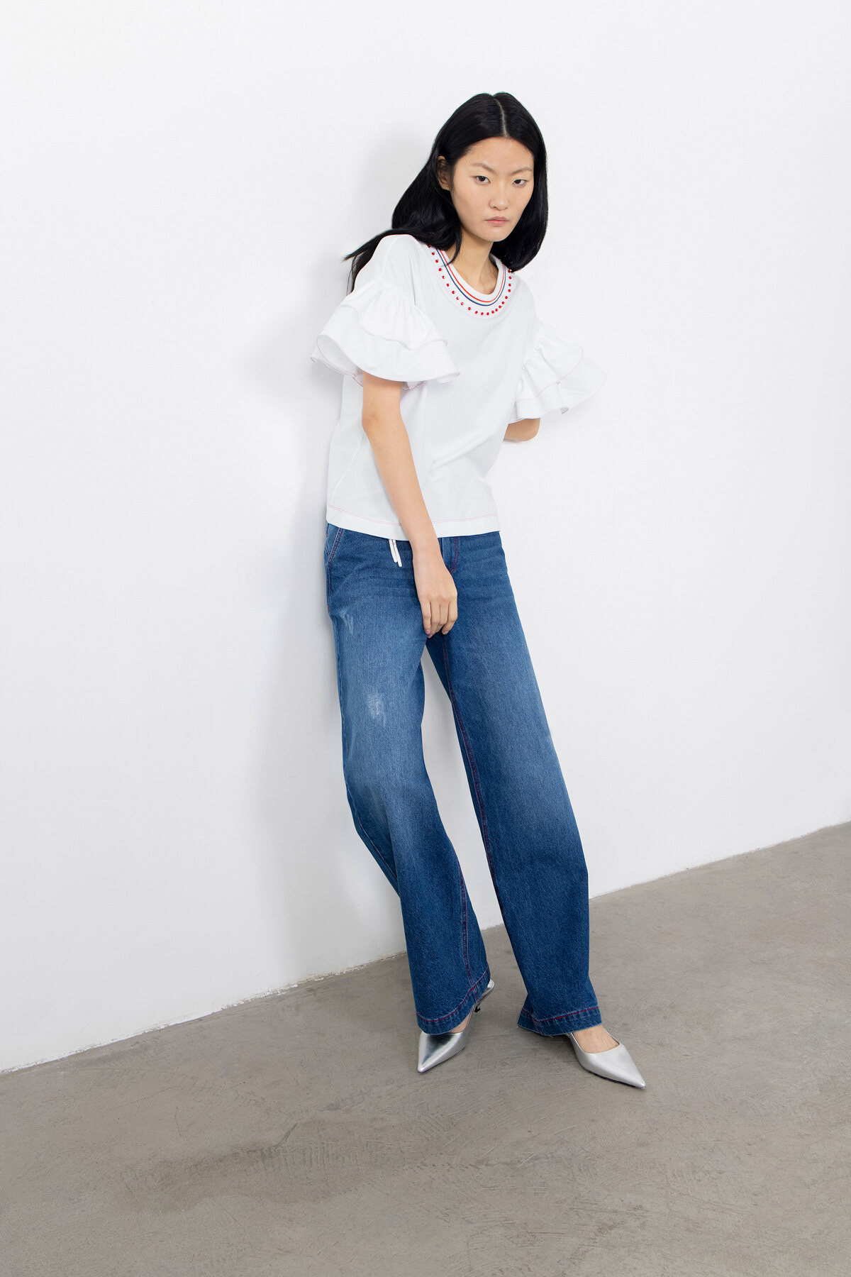 Dikiş Detaylı Fırfır Kollu Yakası İşlemeli Ribana Yaka T-shirt