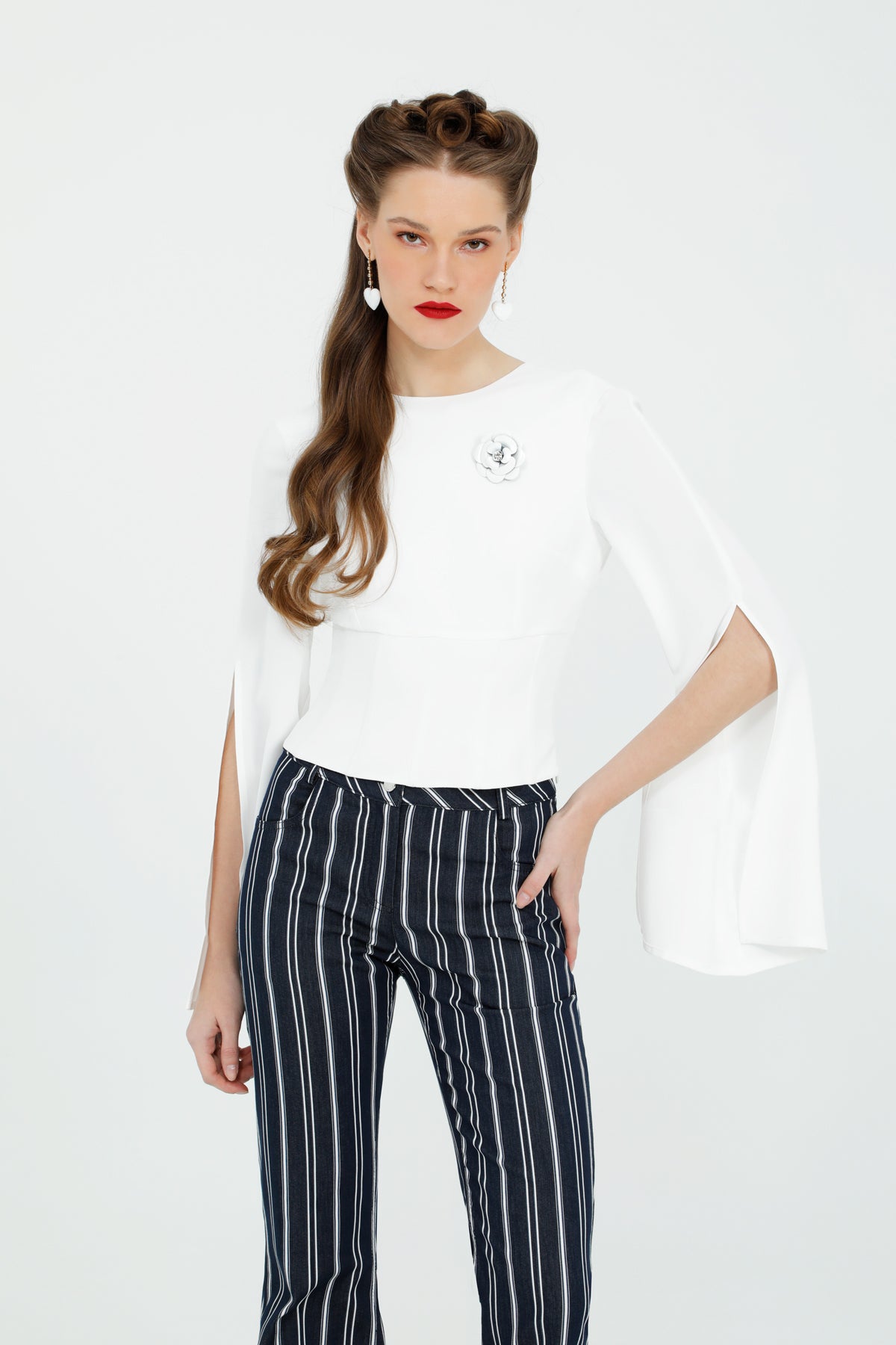 Sırt Dekolteli Ve Çiçek Broşlu Bluz