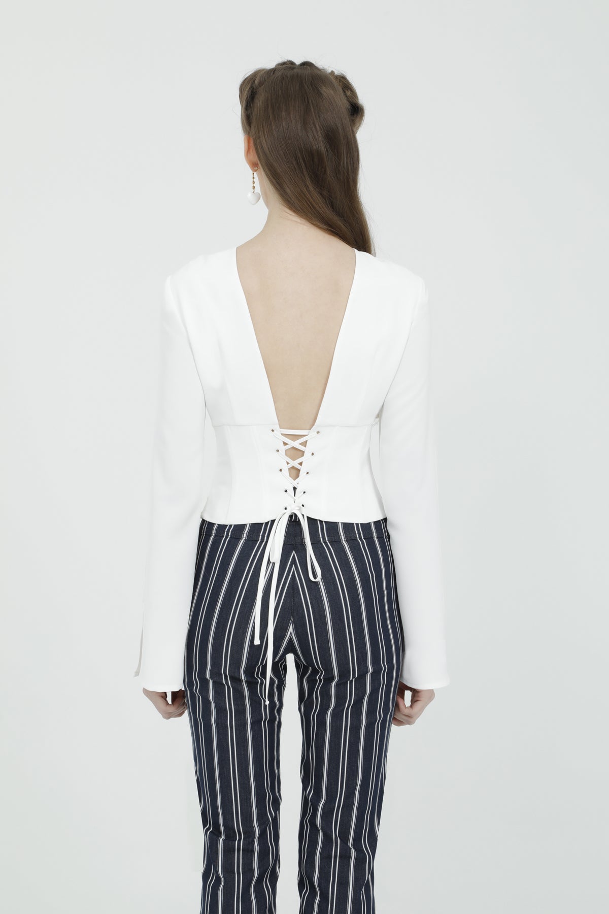 Sırt Dekolteli Ve Çiçek Broşlu Bluz