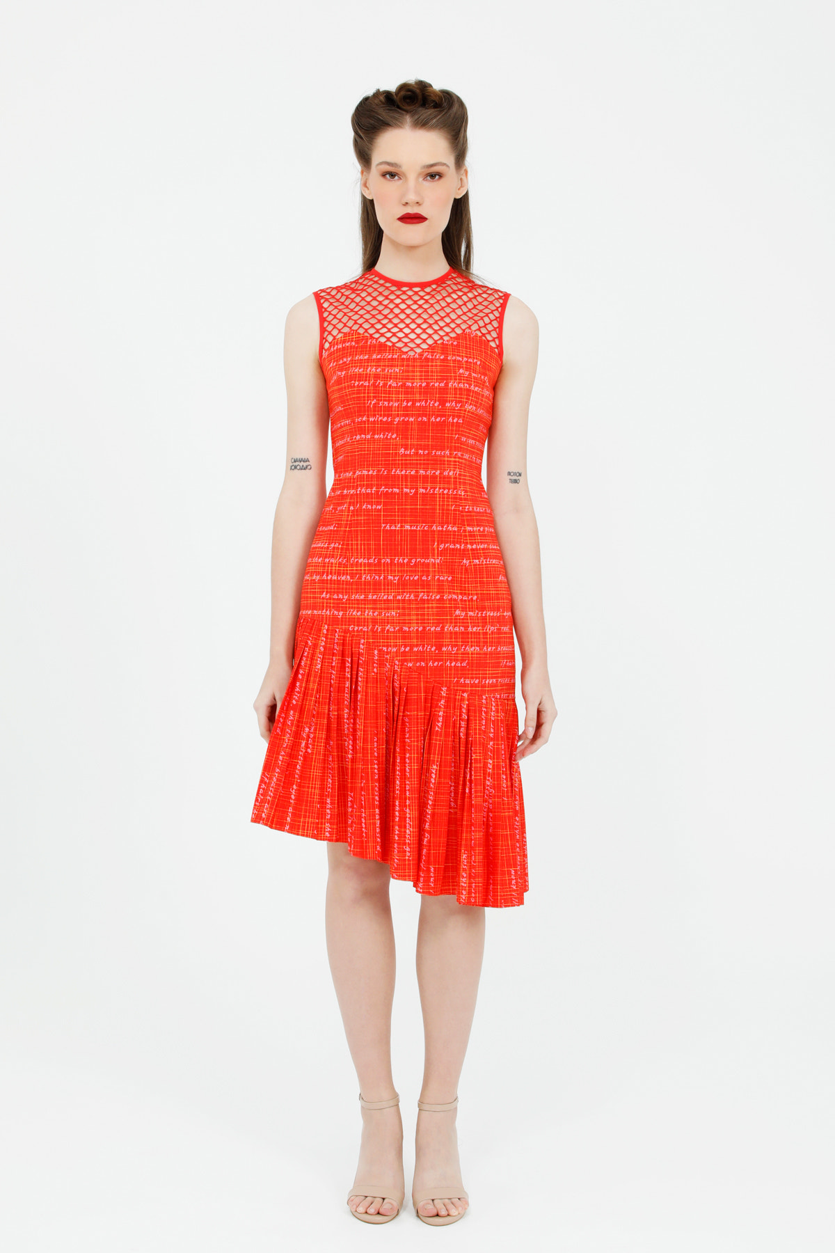 Yaka File Detaylı Pliseli Fit Kesim Yazı Desenli Midi Elbise