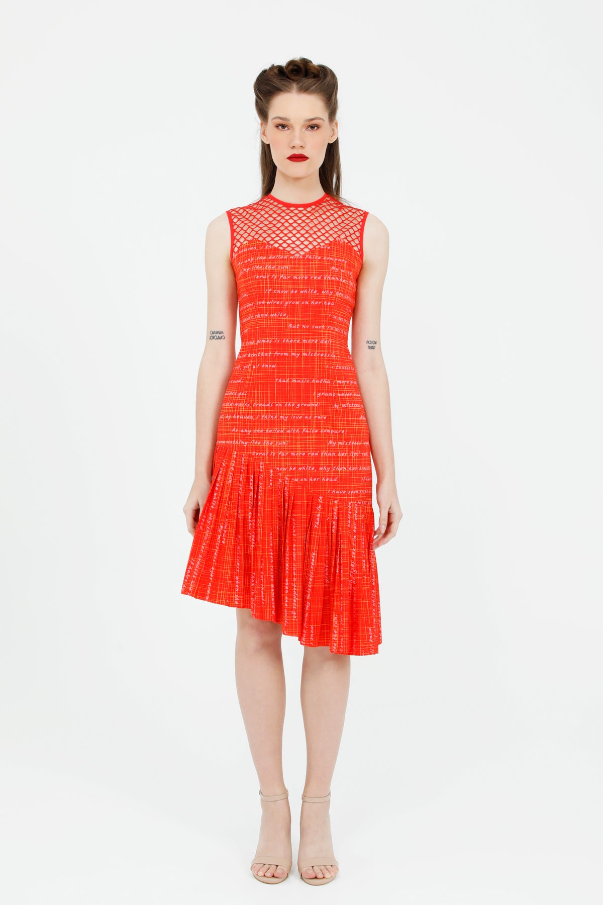 Yaka File Detaylı Pliseli Fit Kesim Yazı Desenli Midi Elbise