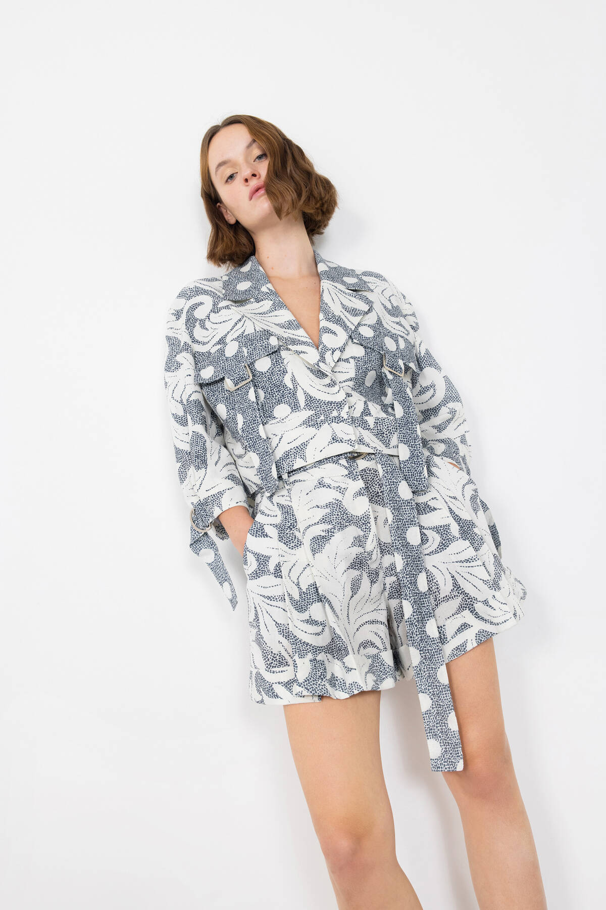 Metal Toka Detaylı Kemerli Şort