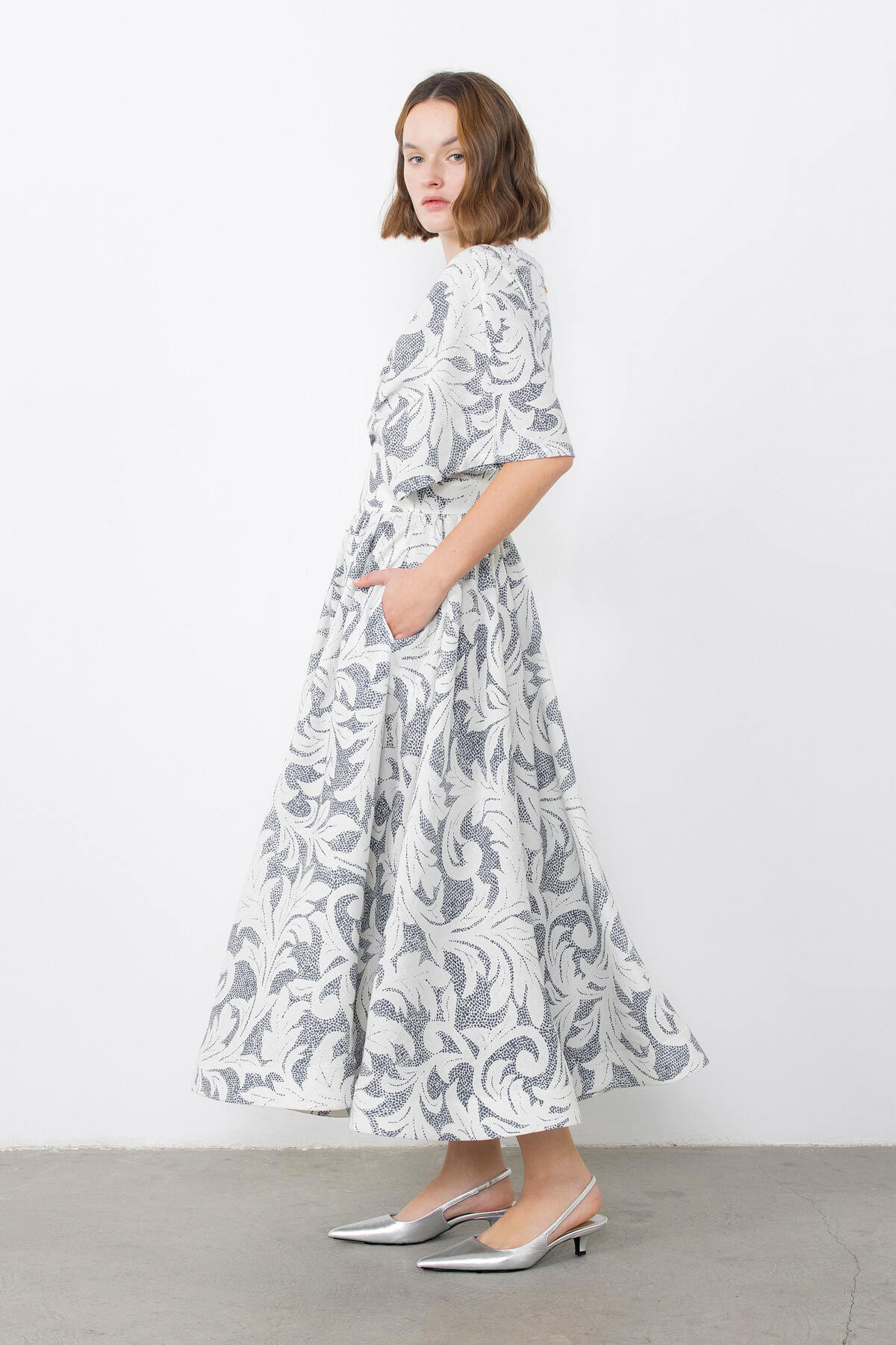 Derin V Yaka Serit Aksesuarlı Düşük Kol Maxi Elbise