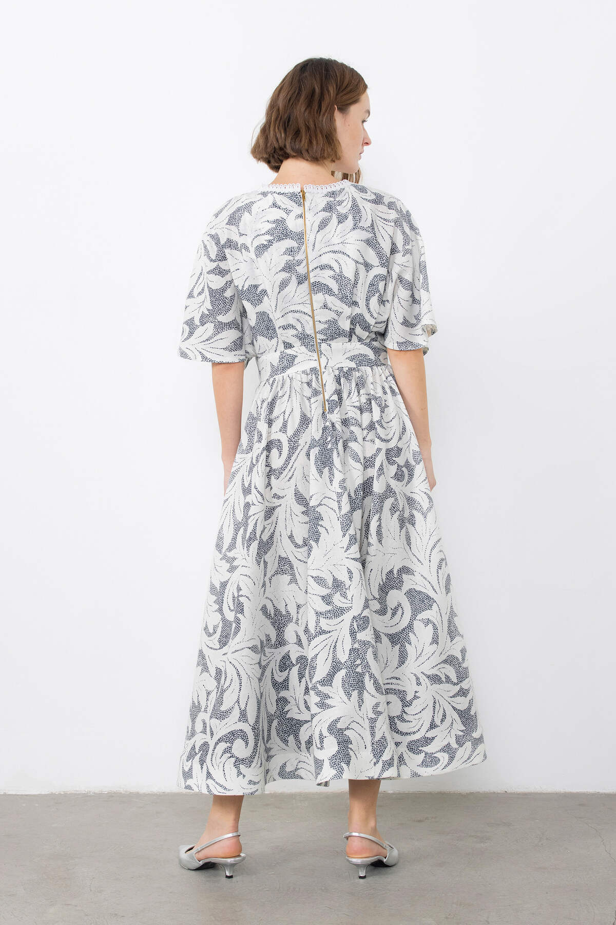 Derin V Yaka Serit Aksesuarlı Düşük Kol Maxi Elbise