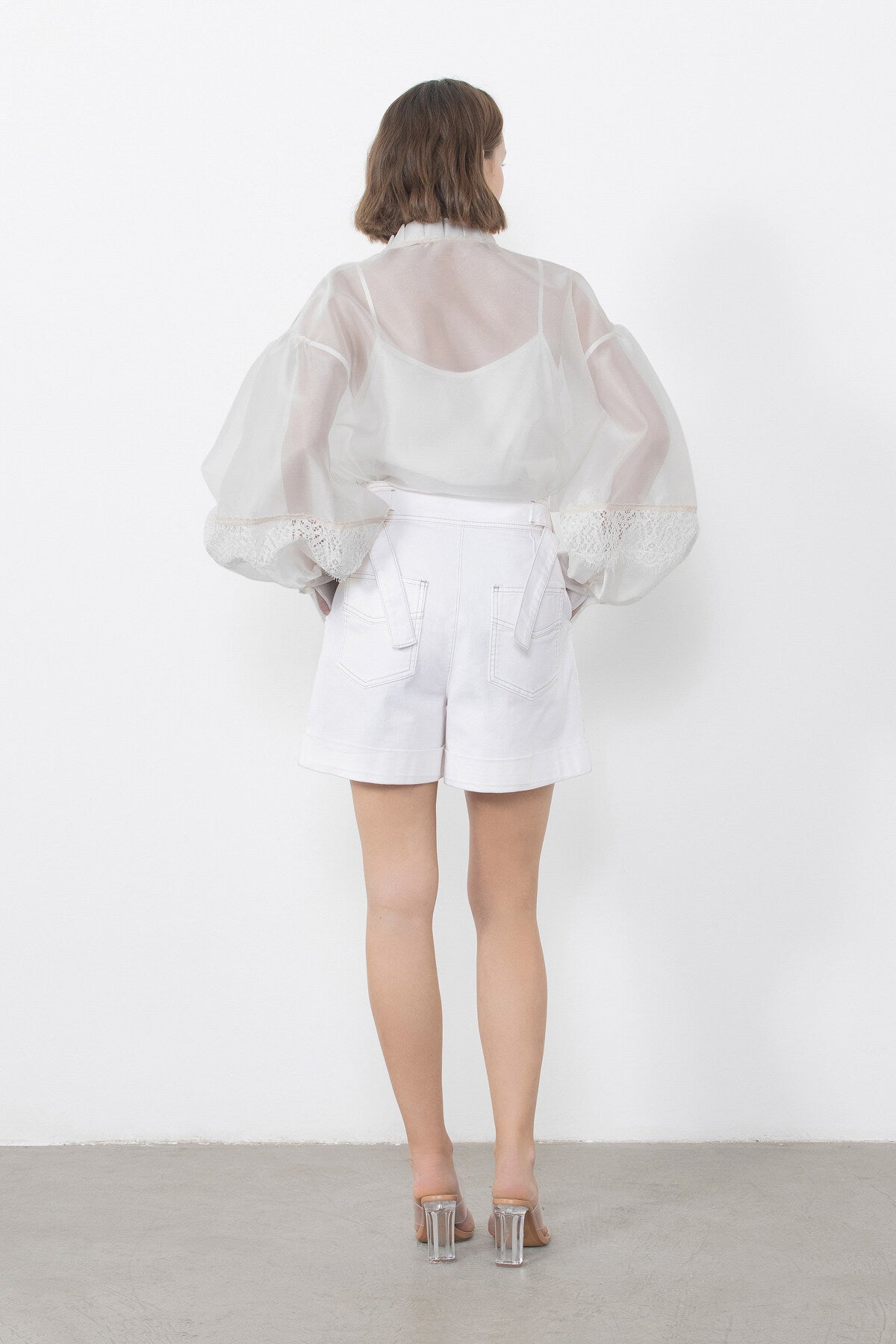 Dikişli Toka Detaylı Bantlı Jean Şort