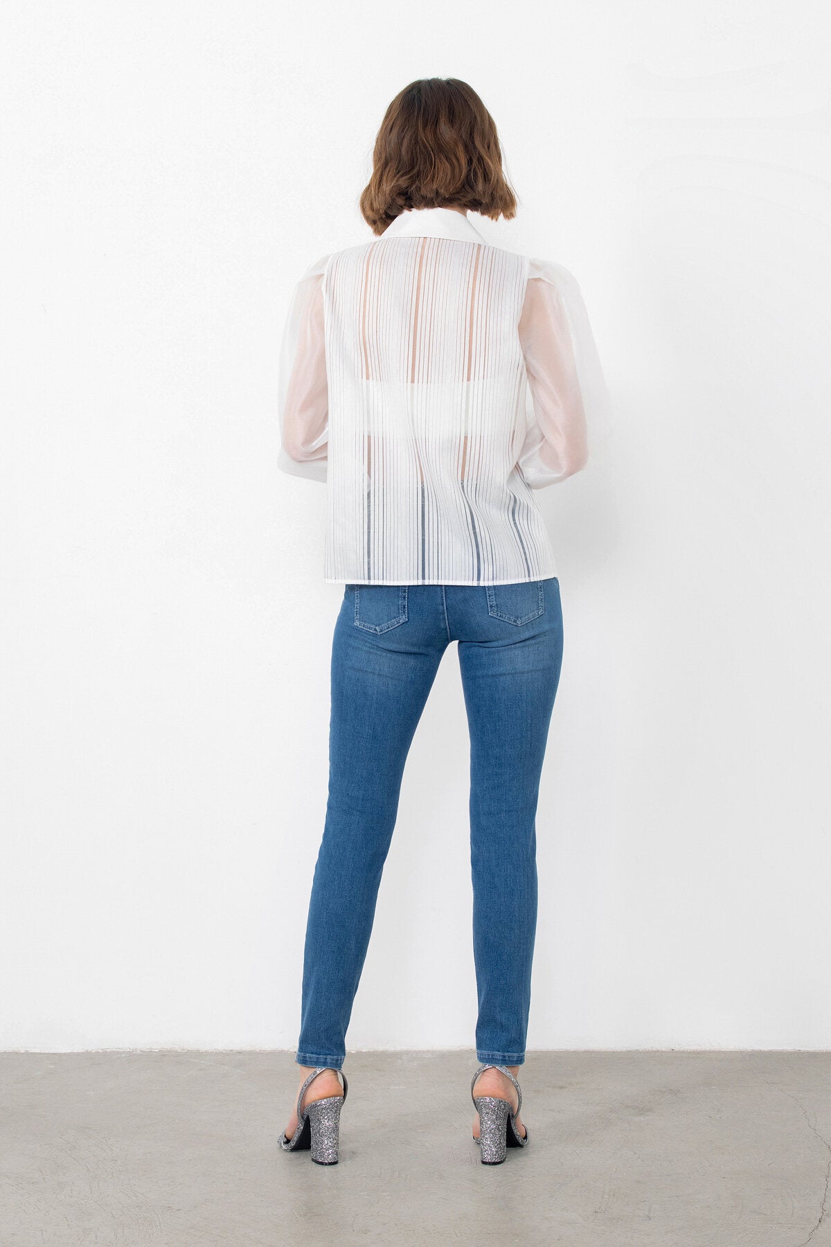 Çiçek Broşlı Dantel Aksesuarlı Transparan Gömlek