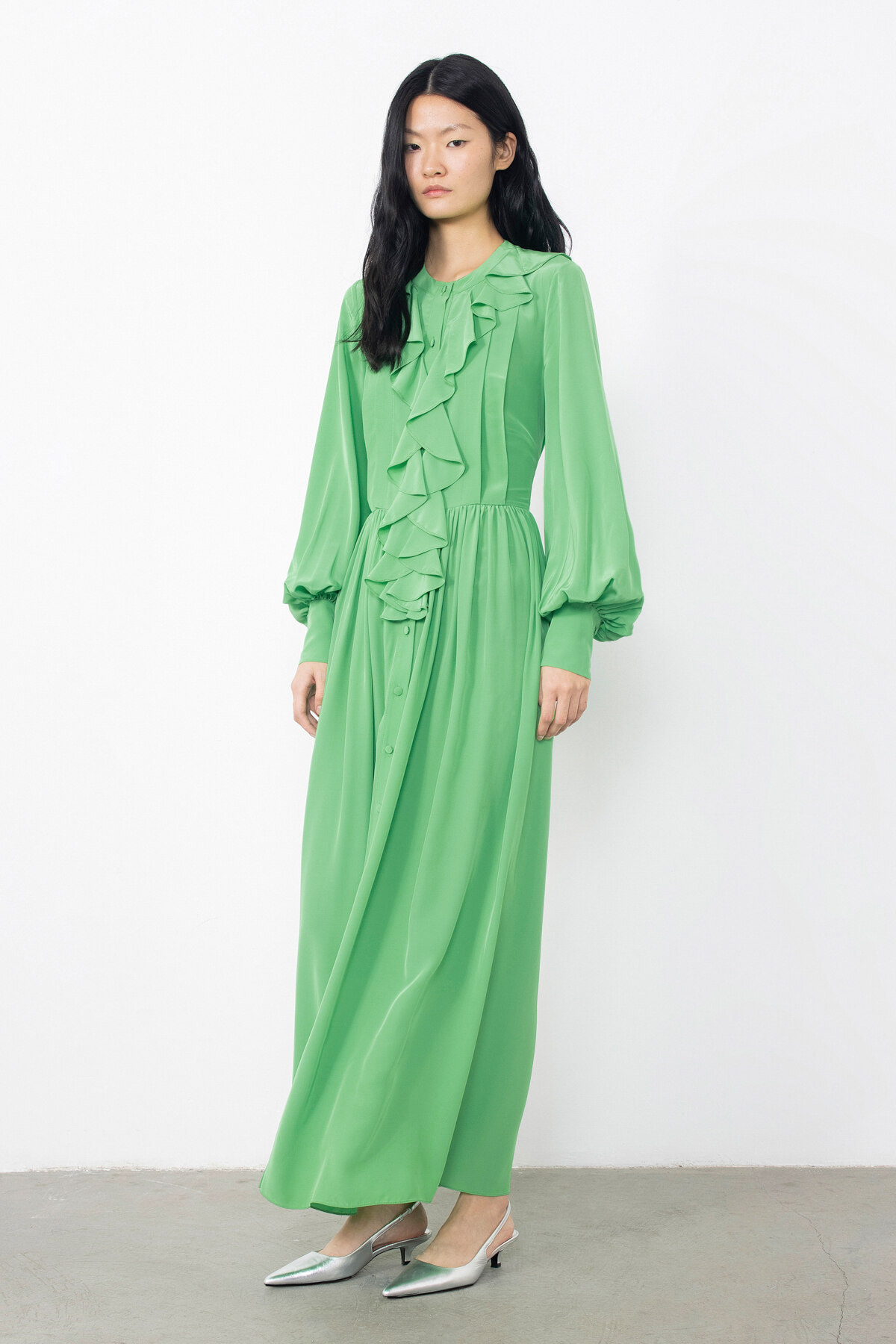 Volan Detaylı Büzgülü Uzun Elbise