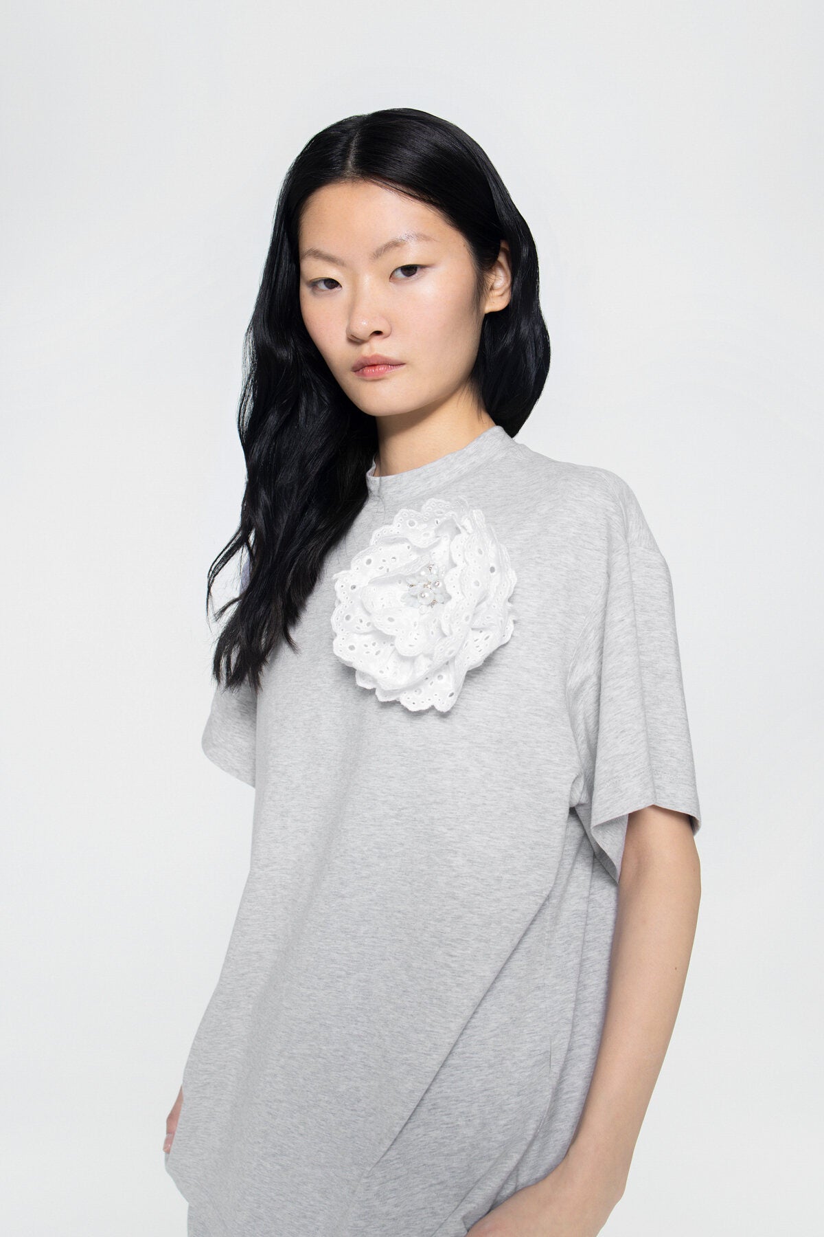 Özel İşleme Gül Detaylı Yuvarlak Yaka Kısa Kol T-shirt