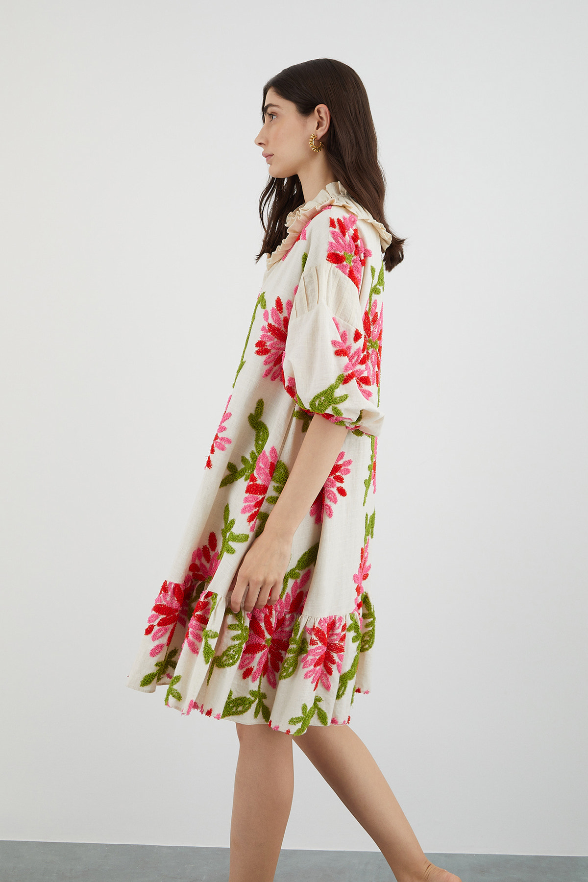 İşleme Yaka Detaylı Çiçek Desenli Midi Elbise