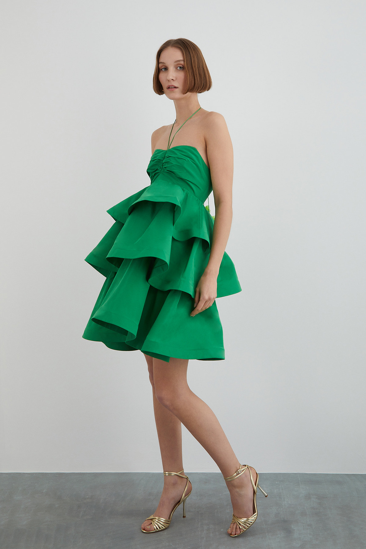 Boyundan Bağlamalı Kalp Yaka Volanlı Straplez Mini Elbise