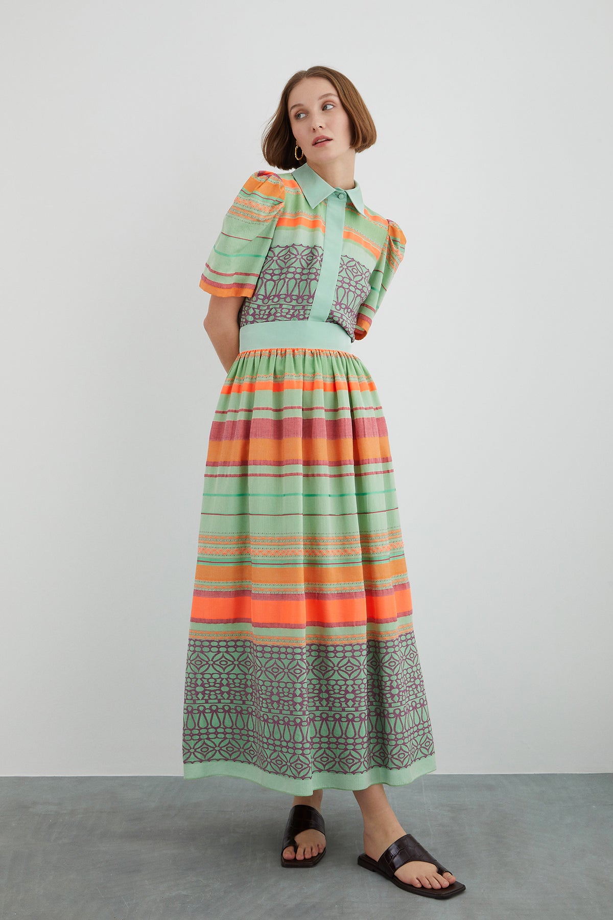 Arka Beden Tafta Garnili Çizgili Etek