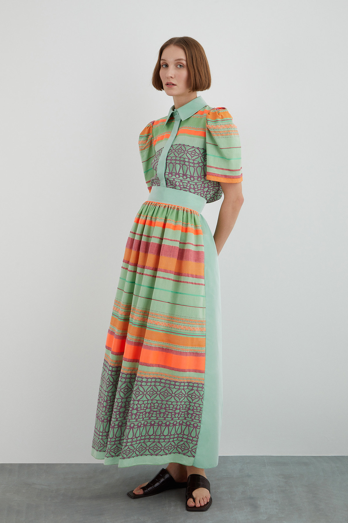 Arka Beden Tafta Garnili Çizgili Etek