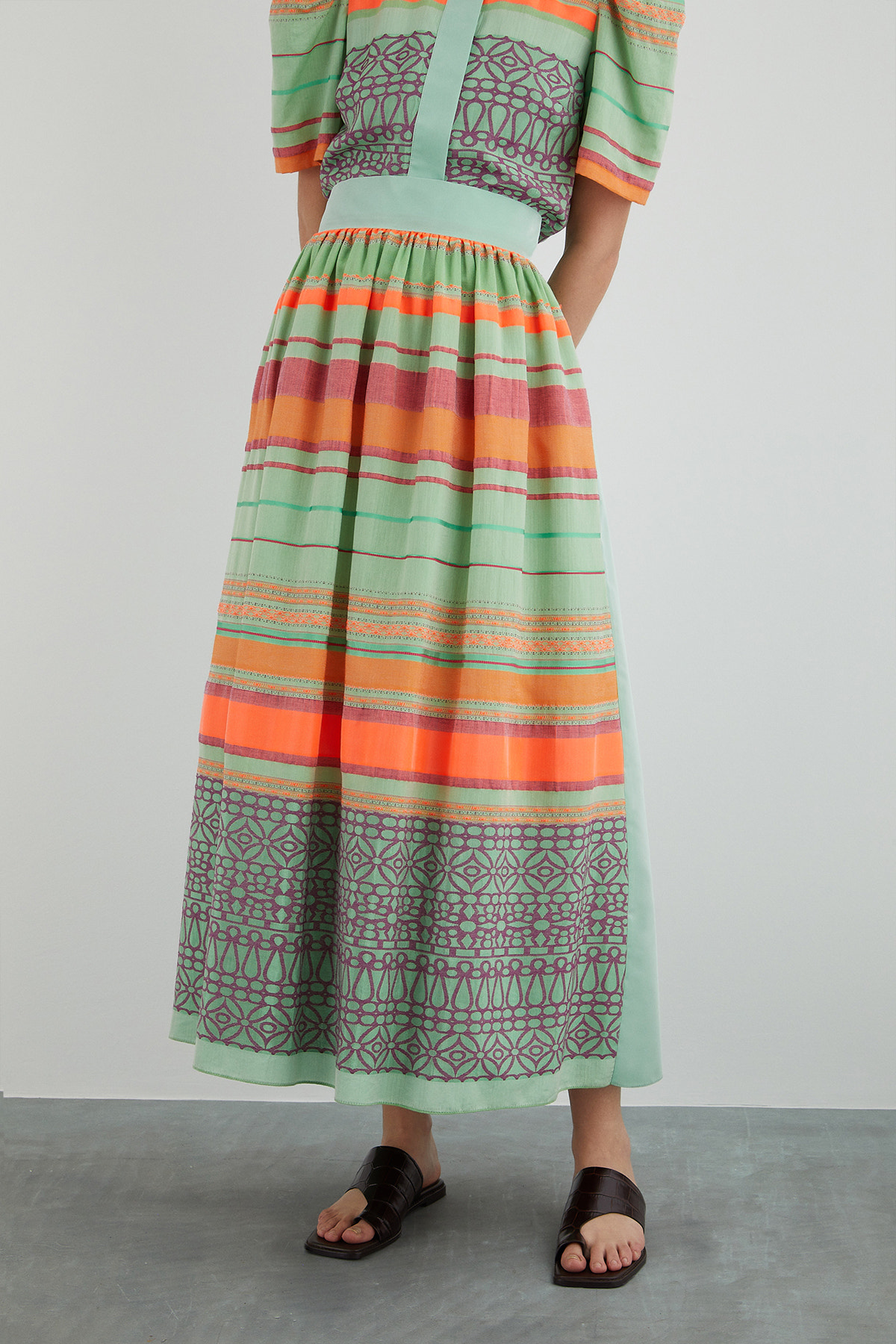 Arka Beden Tafta Garnili Çizgili Etek