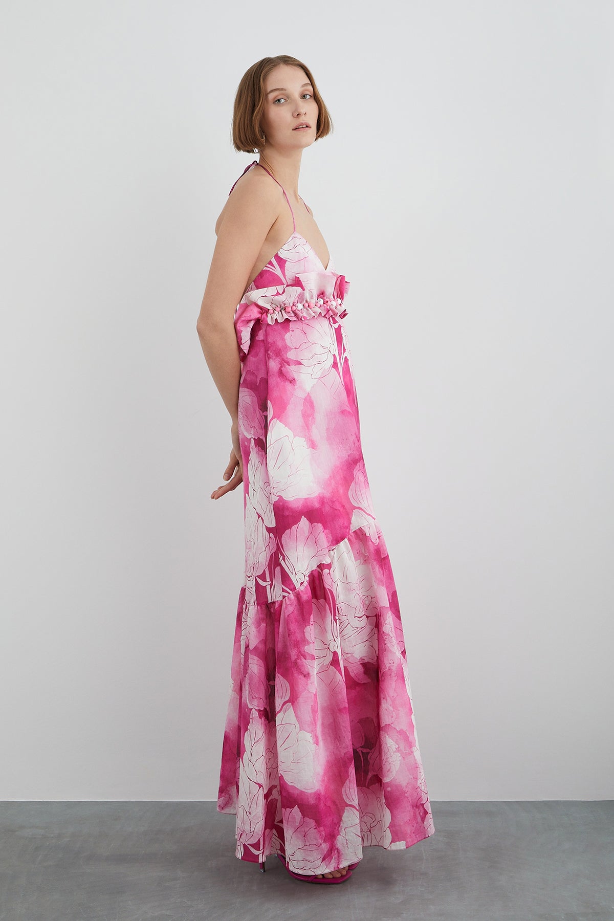 Boyundan Bağlama Detaylı Üstü İşlemeli Desenli Uzun Elbise