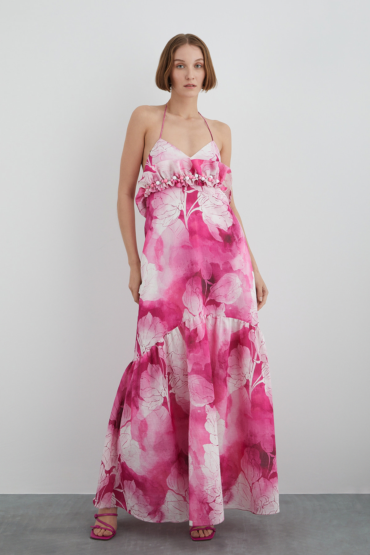 Boyundan Bağlama Detaylı Üstü İşlemeli Desenli Uzun Elbise