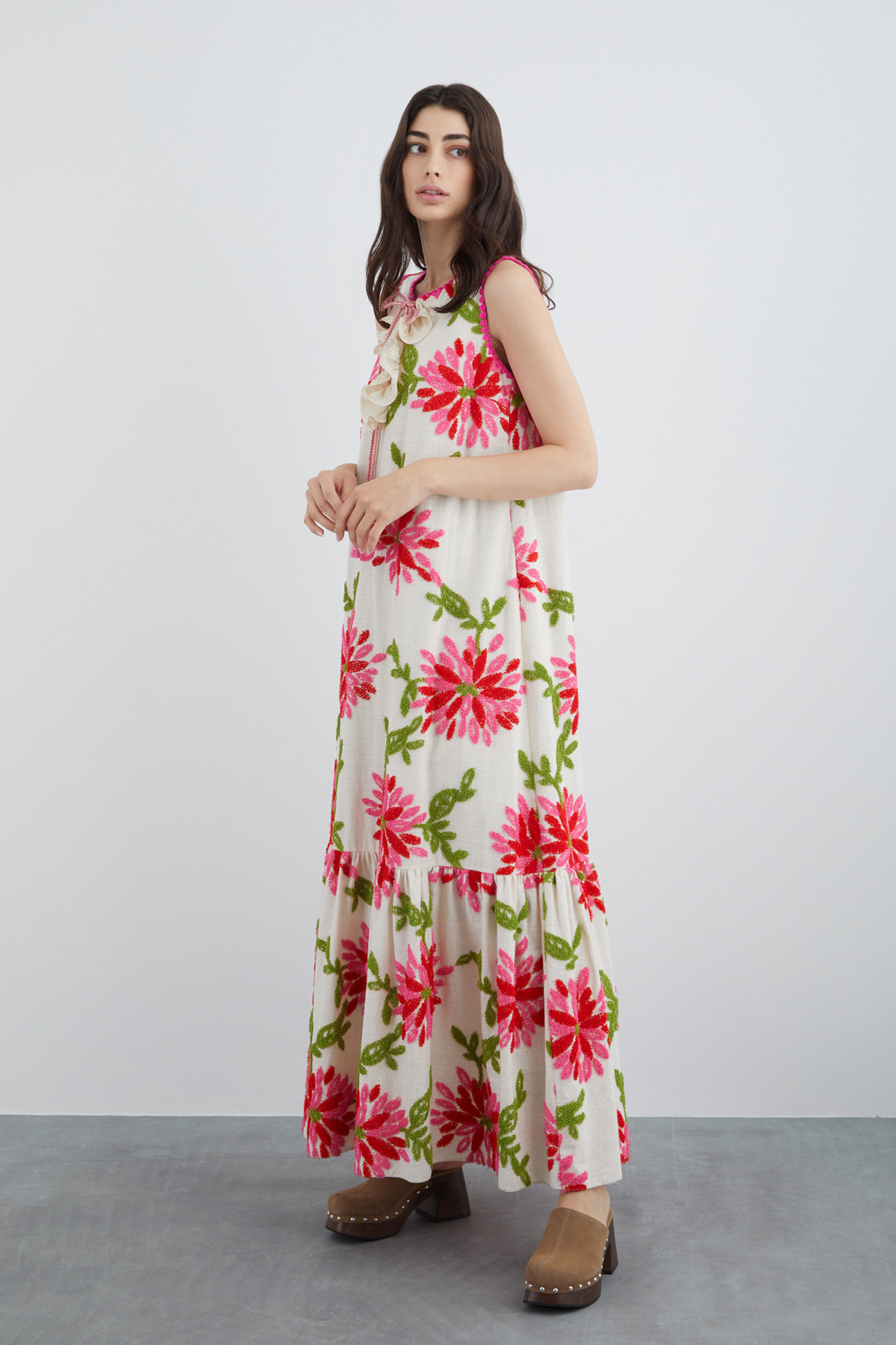 Yakası Fırfırlı Desenli Uzun Elbise