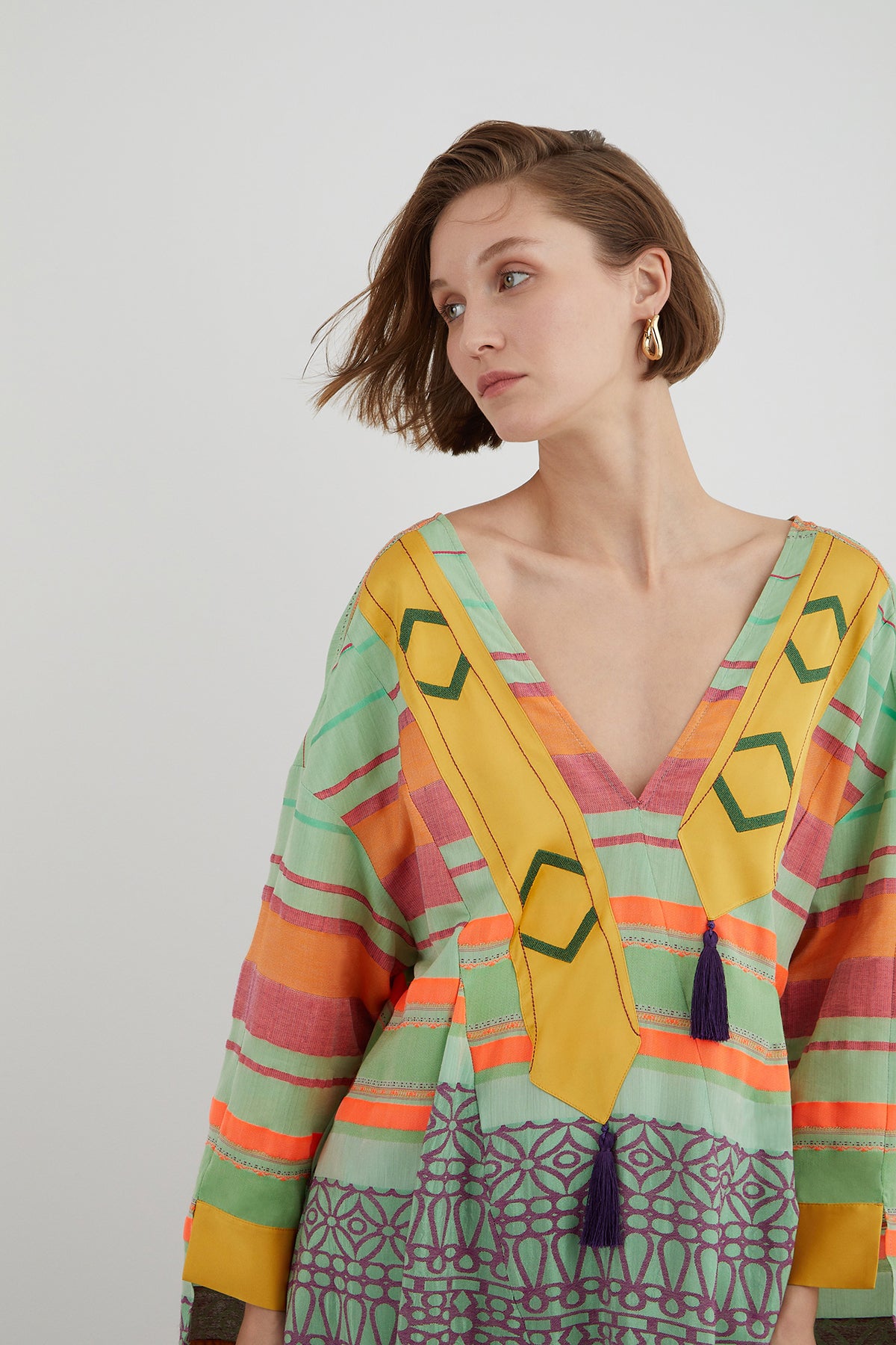 Ön Beden Püsküllü Nakış Detaylı Desenli Oversize Midi Elbise