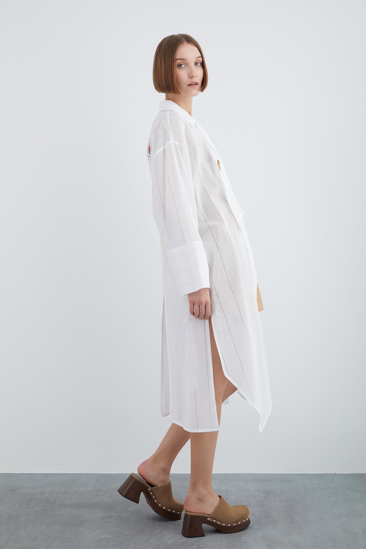 Nakış Detaylı Yırtmaçlı Ceket