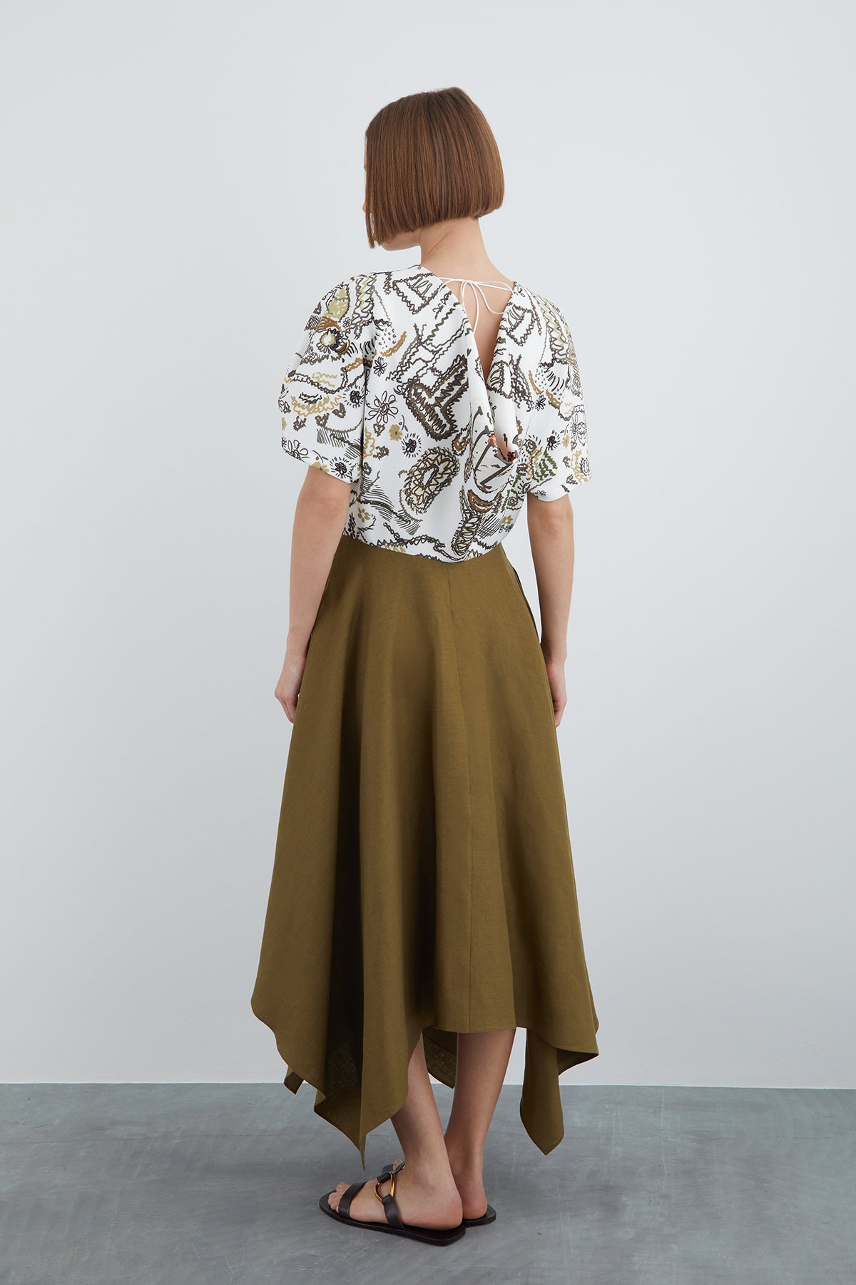 Yuvarlak Yakalı Kısa Kollu İşlemeli Asimetrik Elbise