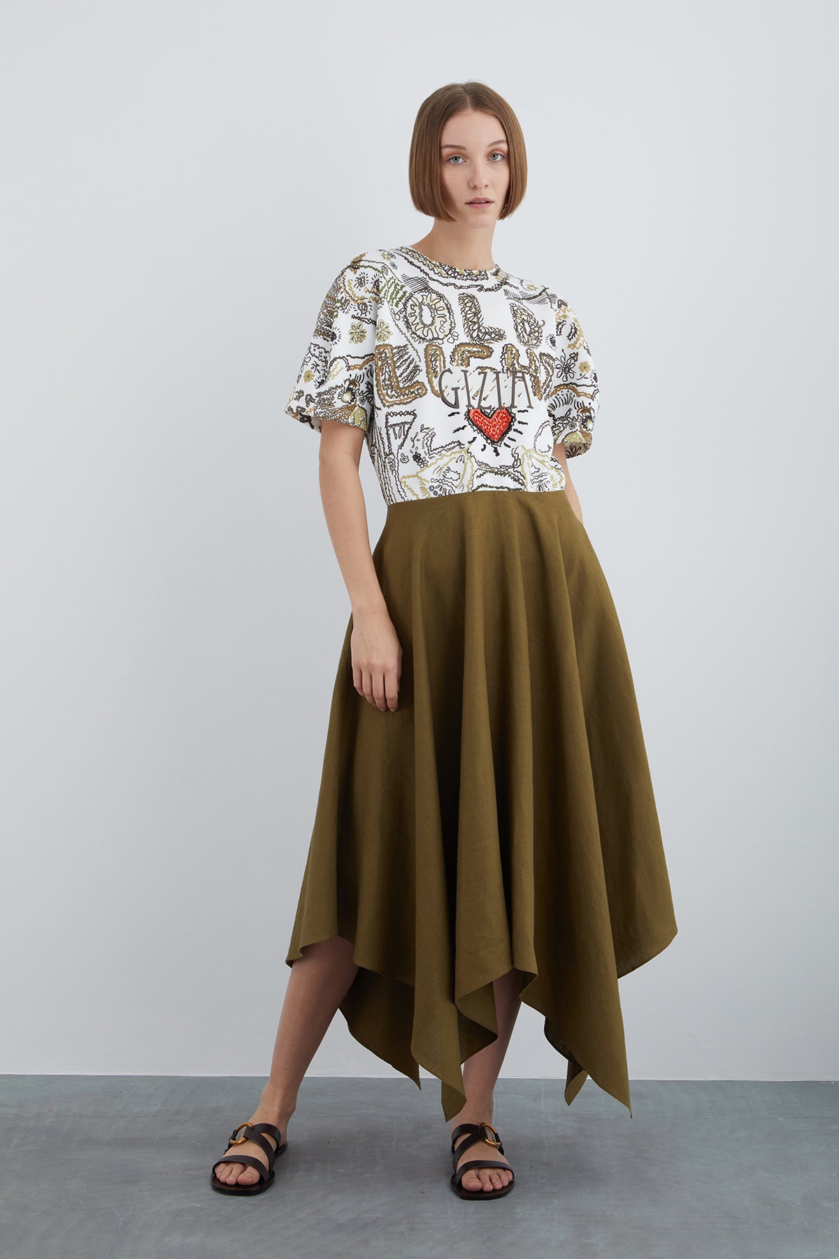 Yuvarlak Yakalı Kısa Kollu İşlemeli Asimetrik Elbise