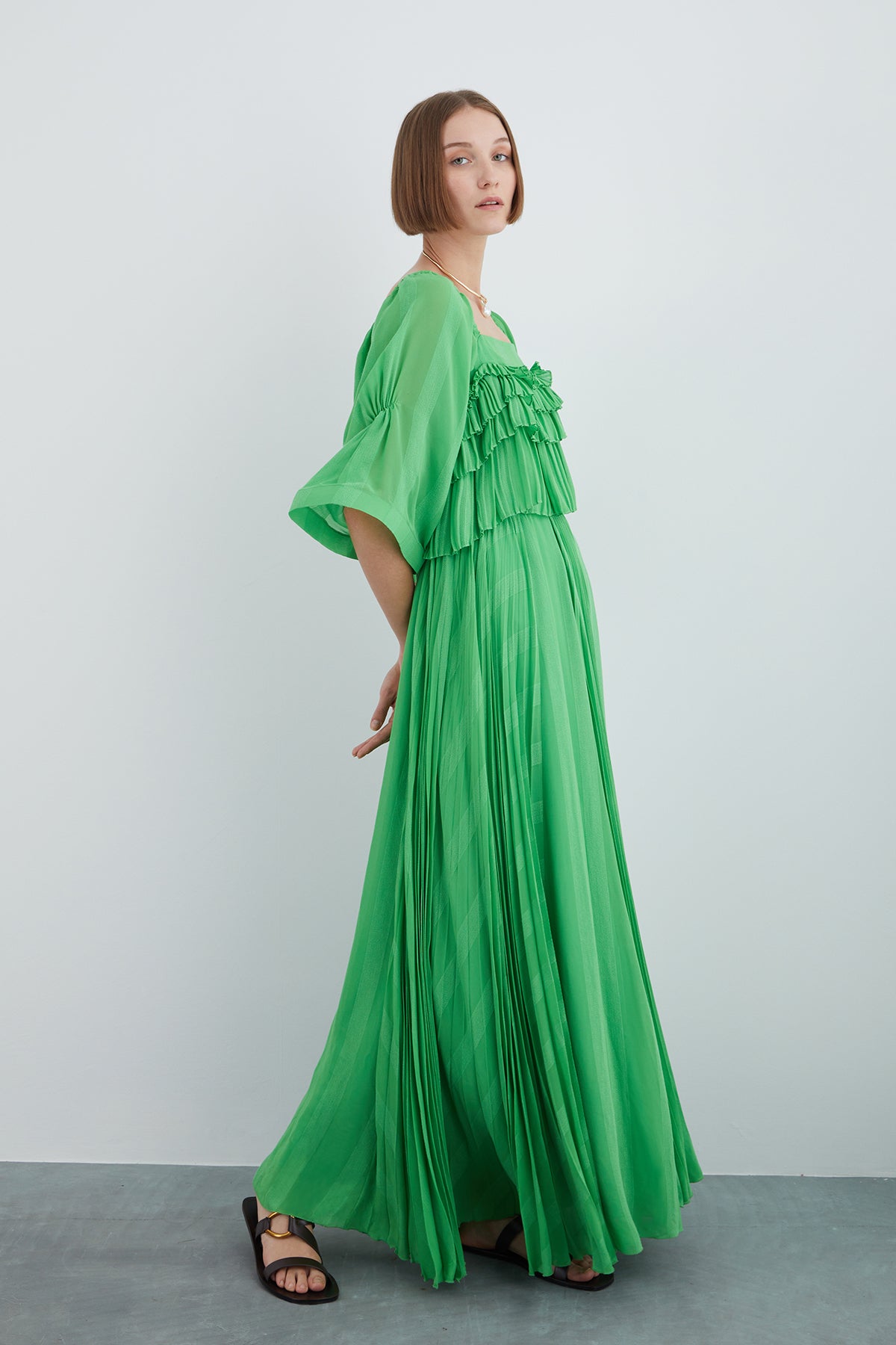 Kayık Yakalı Piliseli Uzun Elbise