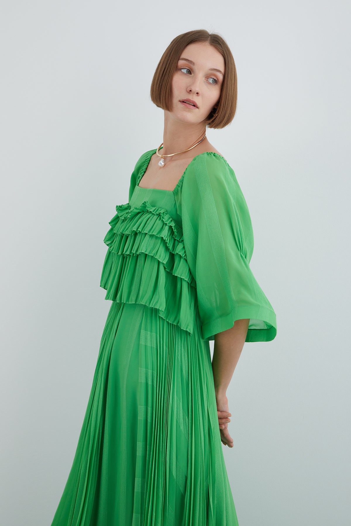 Kayık Yakalı Piliseli Uzun Elbise