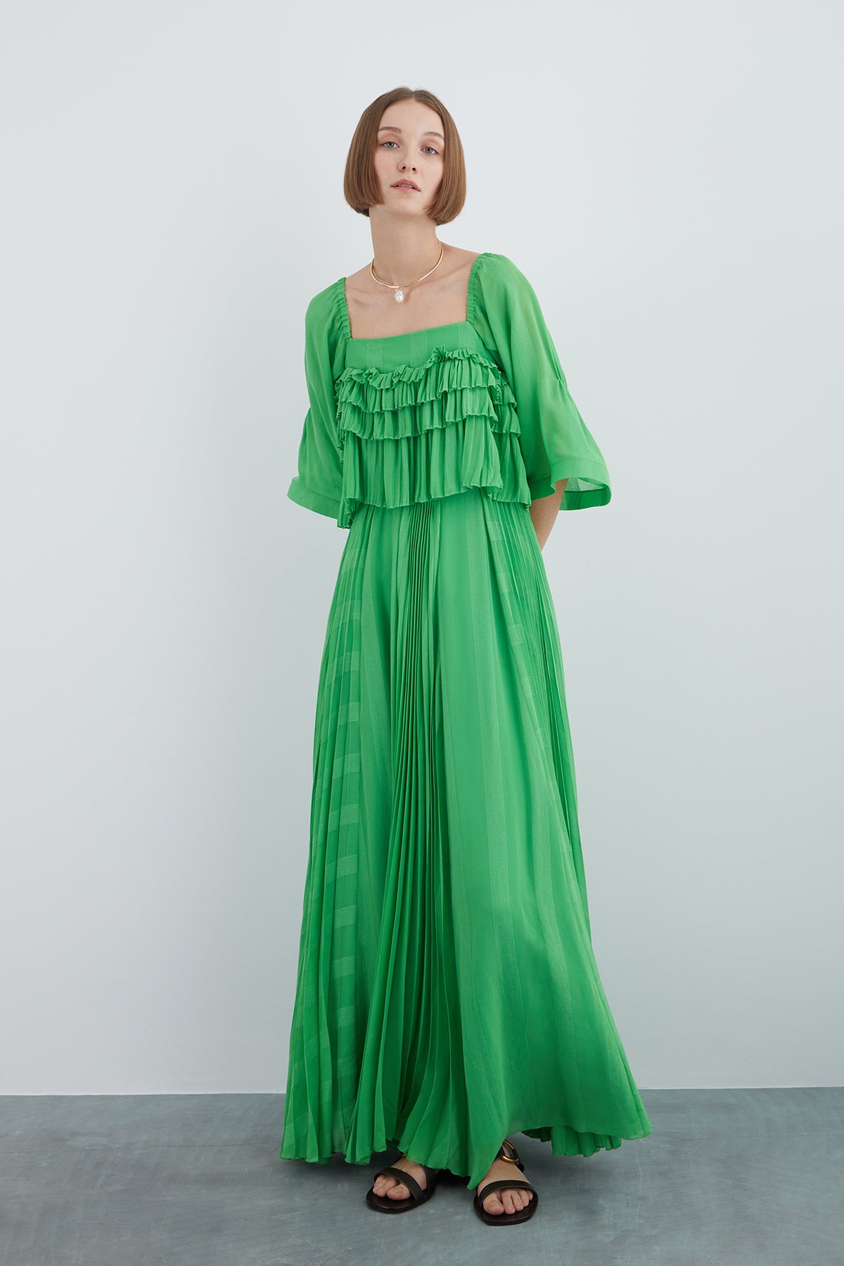 Kayık Yakalı Piliseli Uzun Elbise