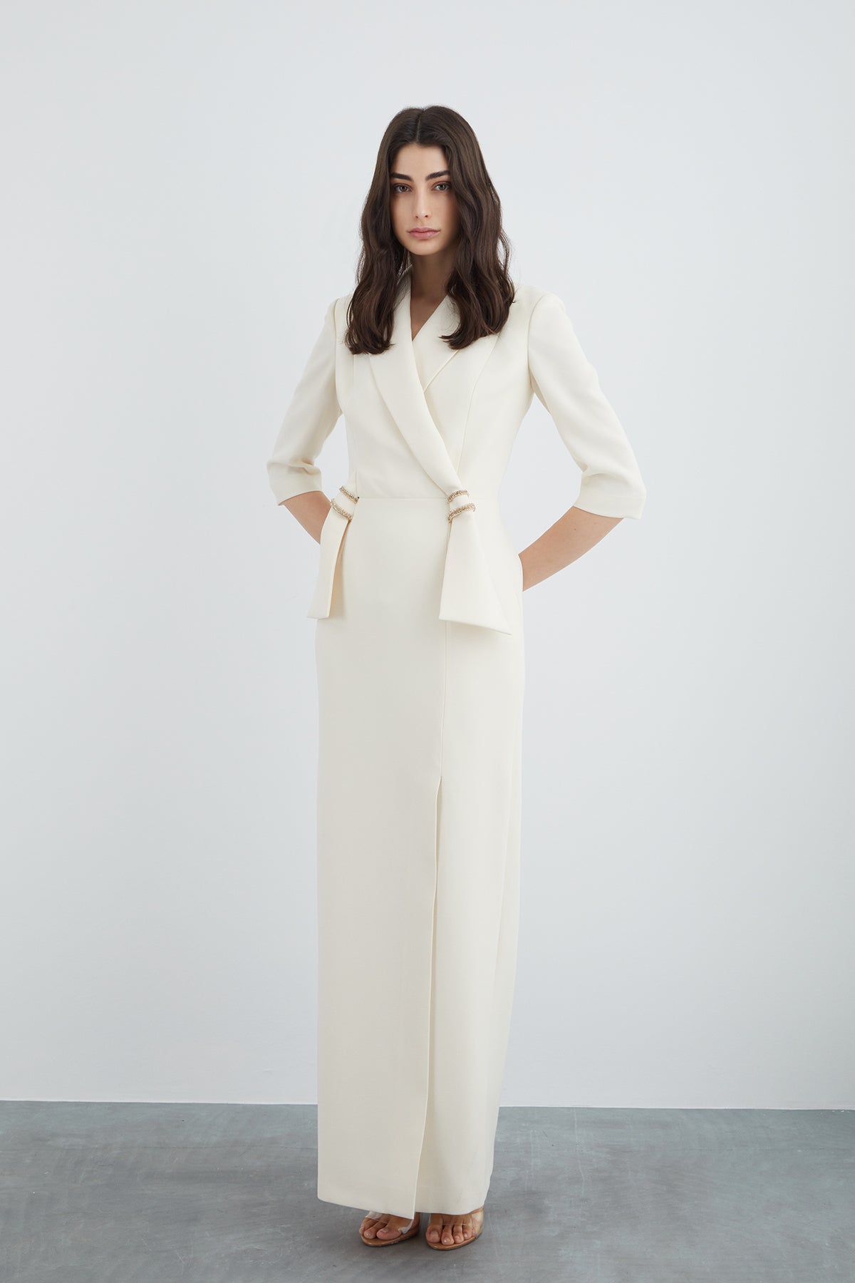 Şık Yaka Detaylı Yaka Ucu İşlemeli Vatkalı Uzun Elbise