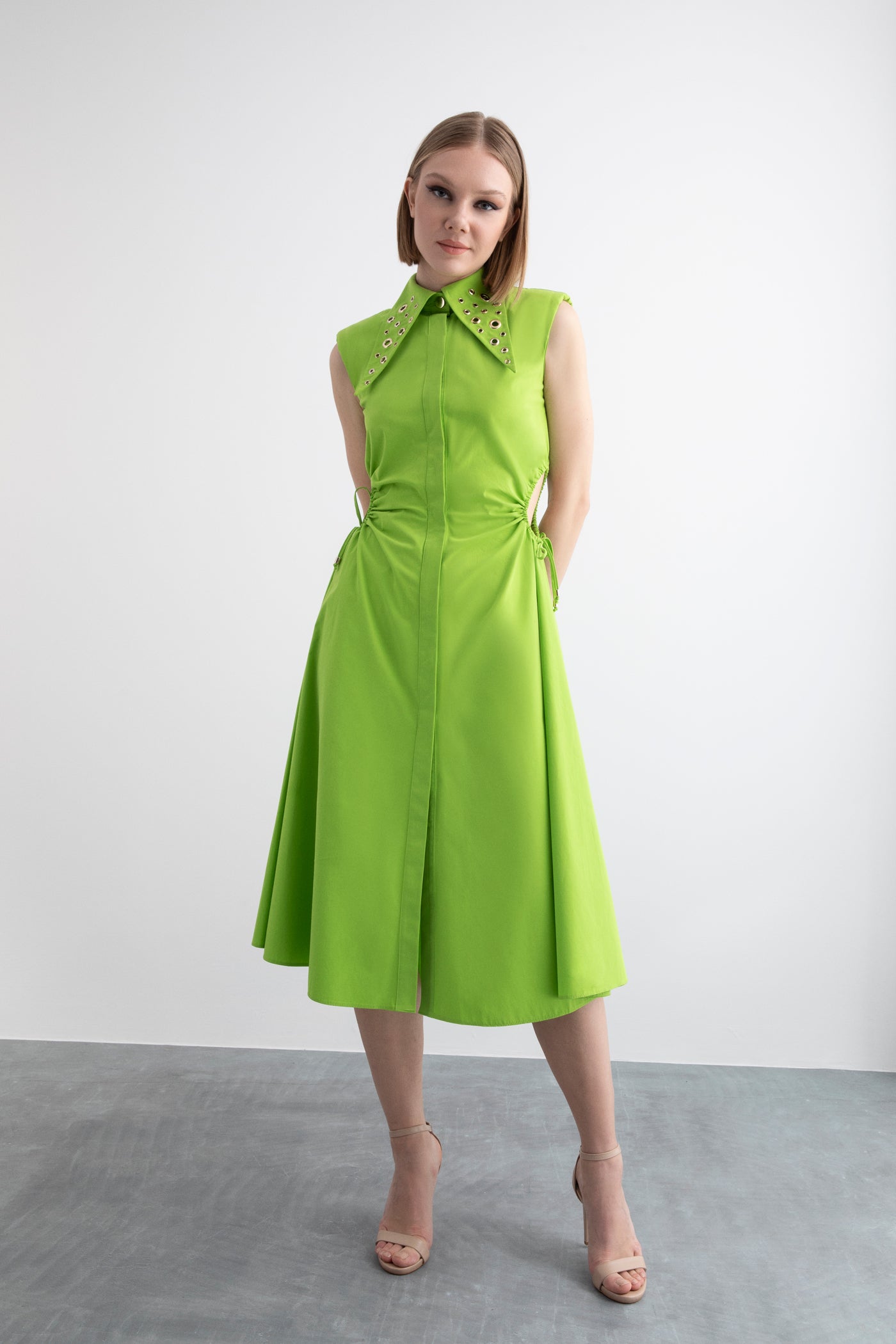 Yaka Detaylı Yanı Pencereli Kloş Etekli Midi Pamuk Elbise