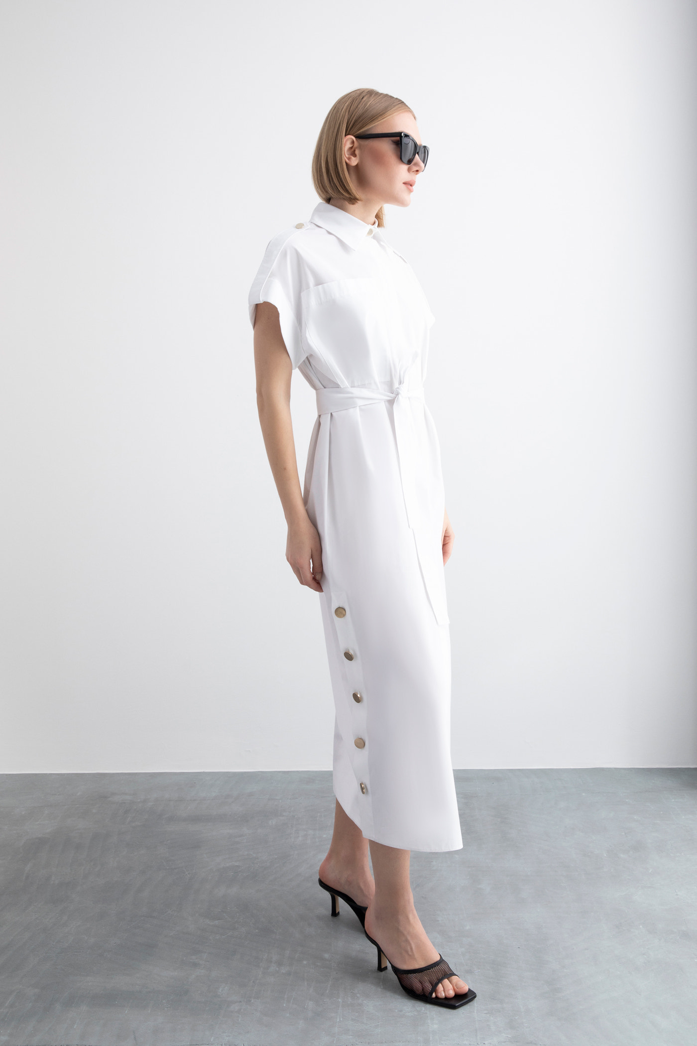 Apolet Detaylı Oversize Yırtmaçlı Kuşaklı Gömlek Midi Elbise