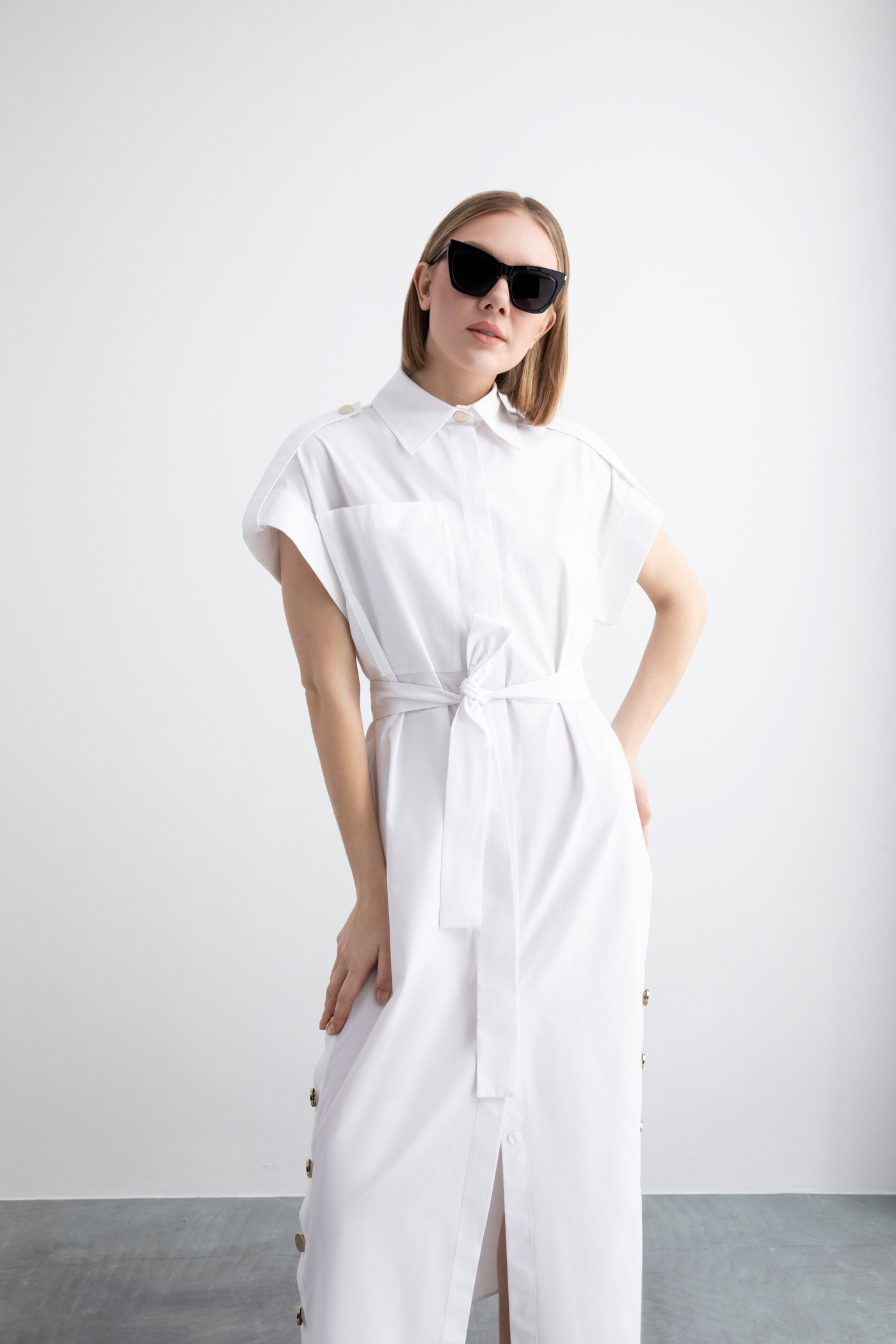 Apolet Detaylı Oversize Yırtmaçlı Kuşaklı Gömlek Midi Elbise