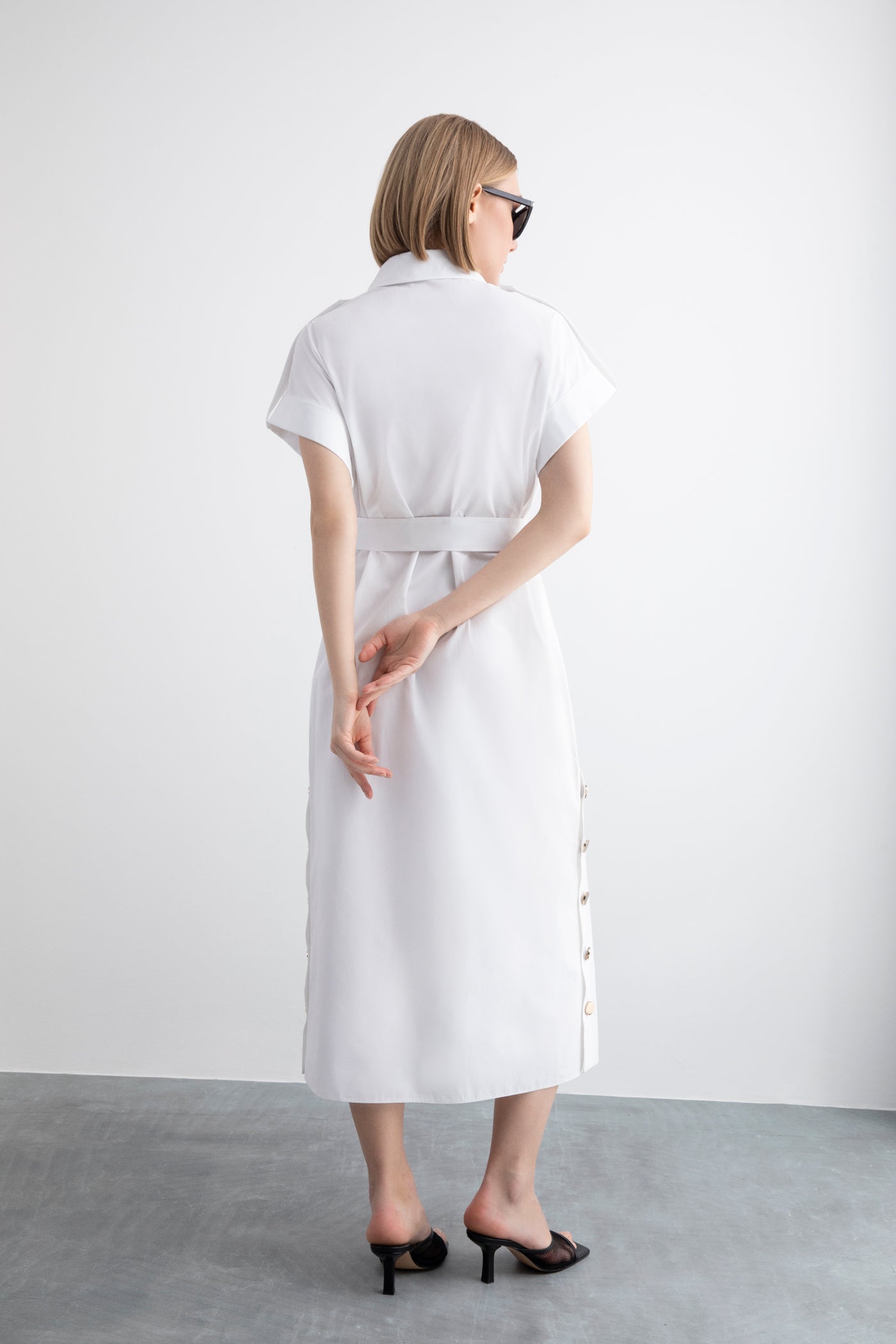 Apolet Detaylı Oversize Yırtmaçlı Kuşaklı Gömlek Elbise