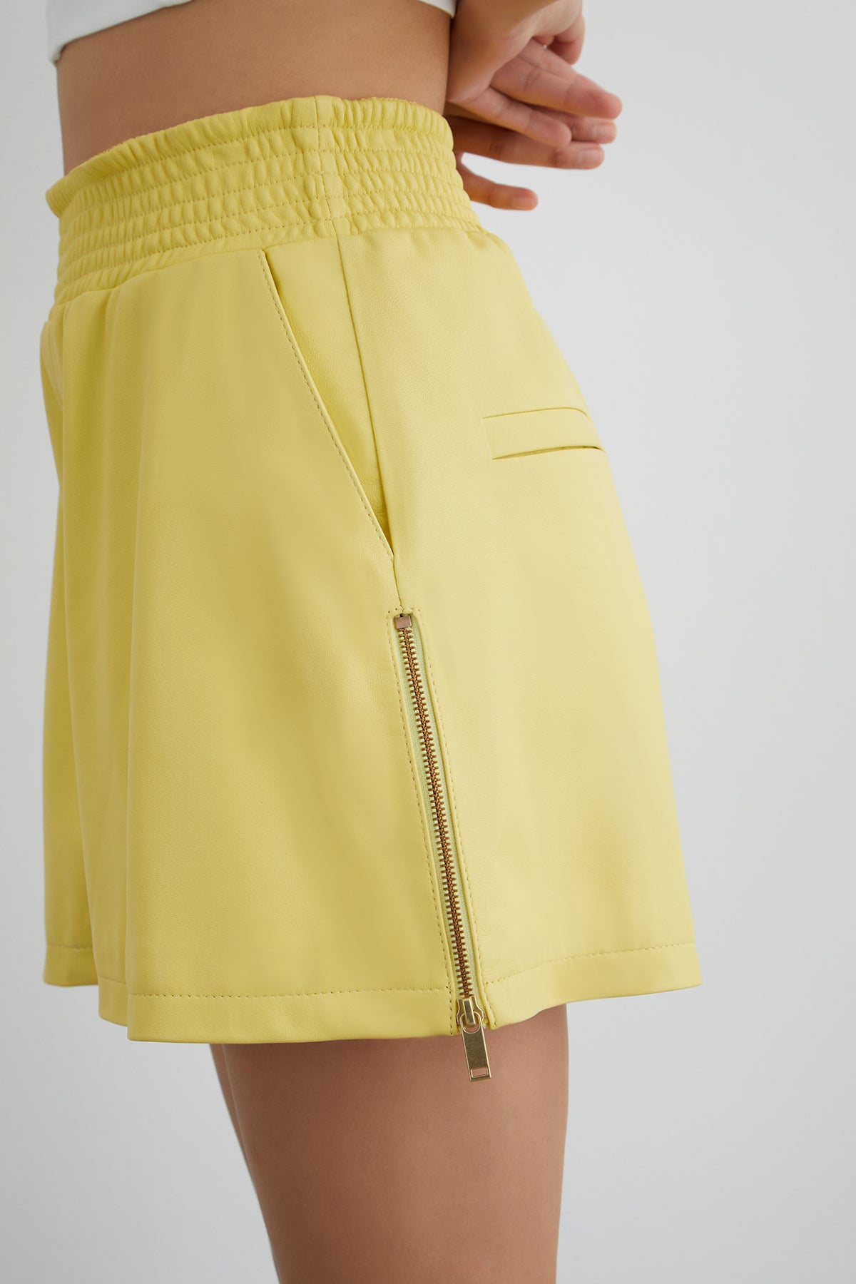 Beli Lastikli Yandan Fermuar Yırtmaçlı Sarı Deri Şort