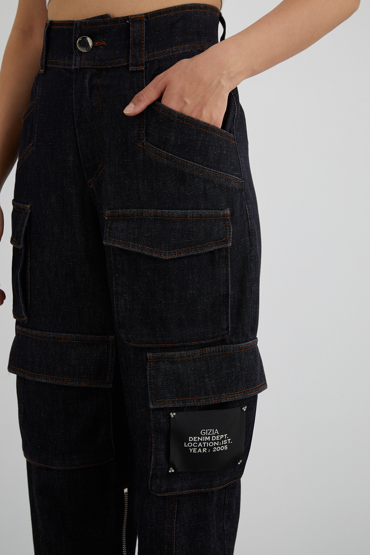 Etiket Detaylı Çok Ceplı Havuç Model Jean Pantolon